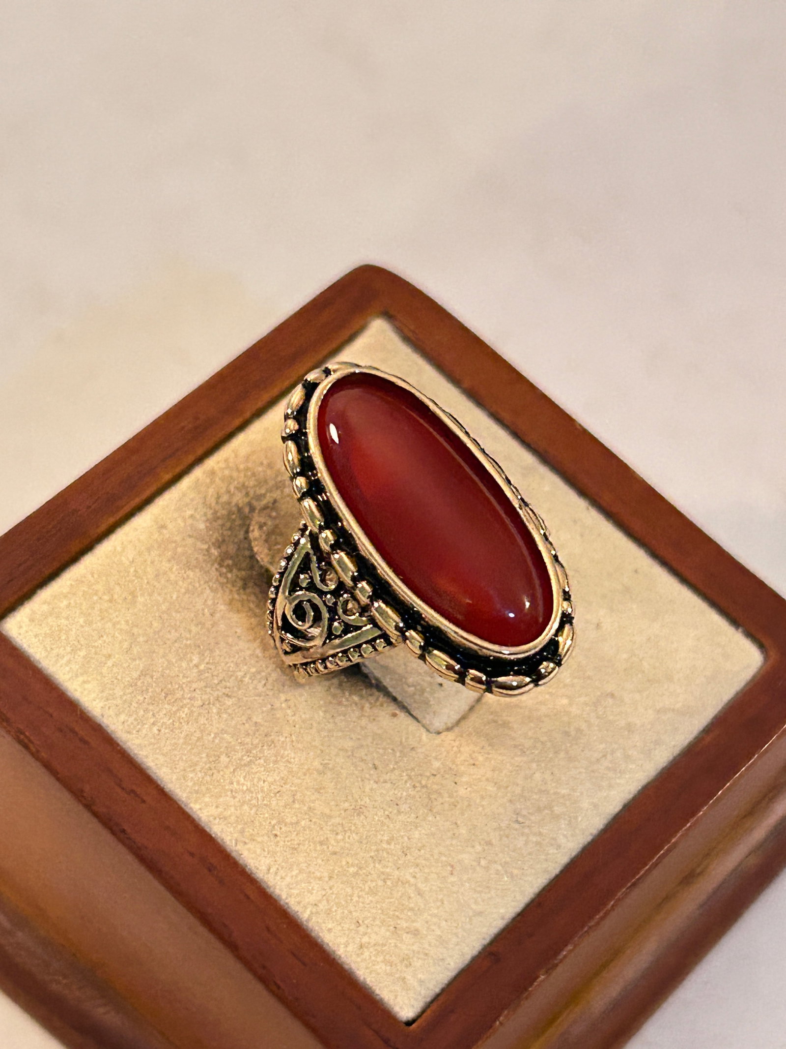 Vintage Costume Seta Ring Sz 6: Vintage Costume Seta Ring Sz 6 Please view all photos as they are part of the description and condition of this Item, Feel free to contact me with questions or picture requests! Used Item AS IS