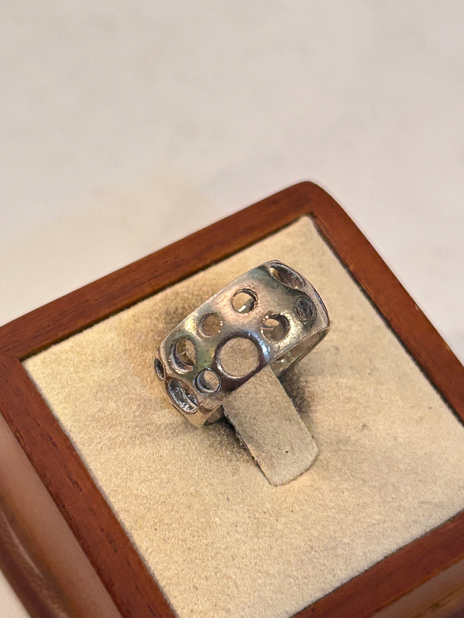 Vintage Sterling Silver Modernist Band Ring Sz 6: Vintage Sterling Silver Modernist Band Ring Sz 6 Please view all photos as they are part of the description and condition of this Item, Feel free to contact me with questions or picture requests! Used