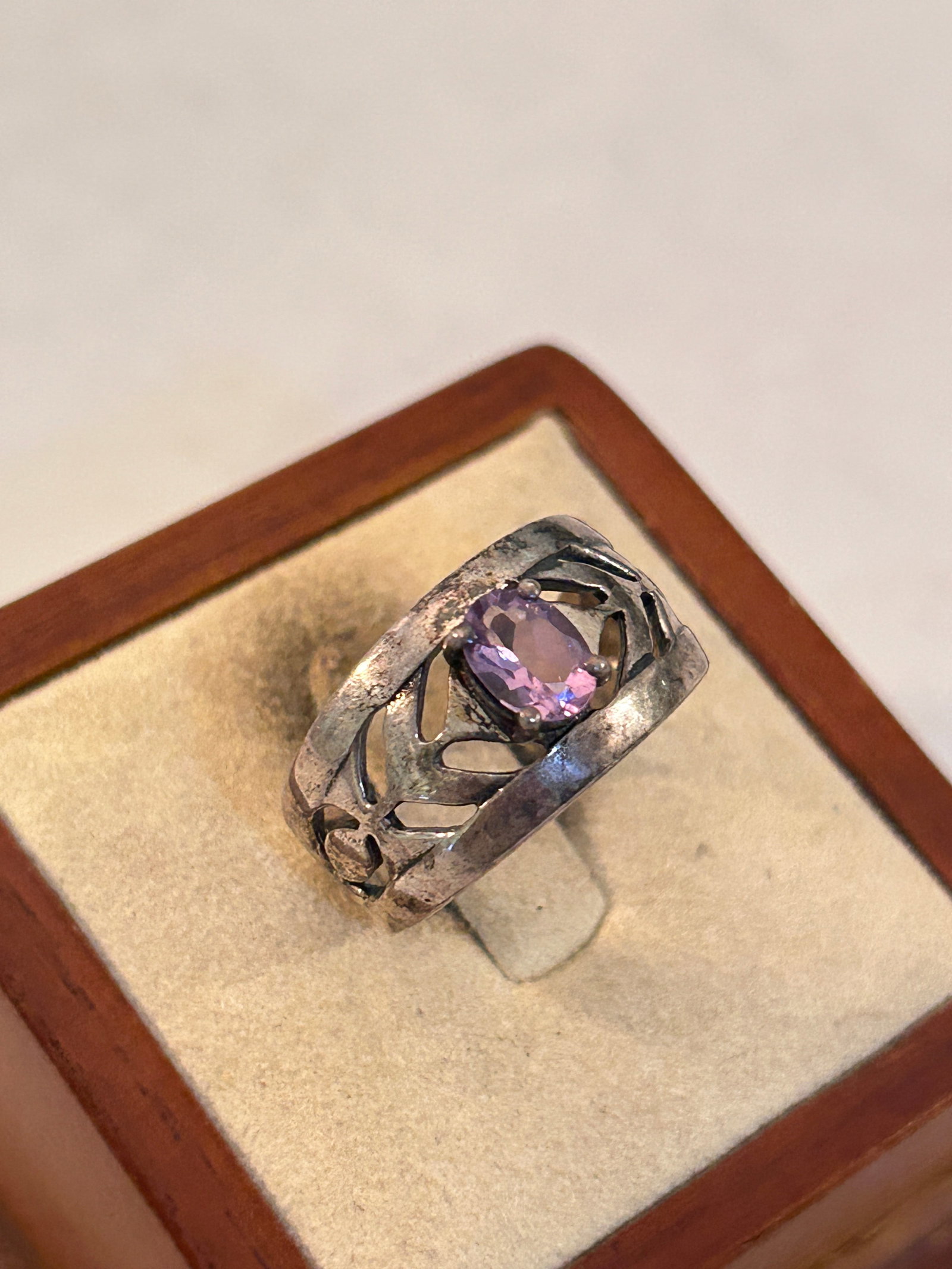Chapal Zenray NF Amethyst Sterling Silver Ring Sz 8: Chapal Zenray NF Amethyst Sterling Silver Ring Sz 8 Please view all photos as they are part of the description and condition of this Item, Feel free to contact me with questions or picture requests! U