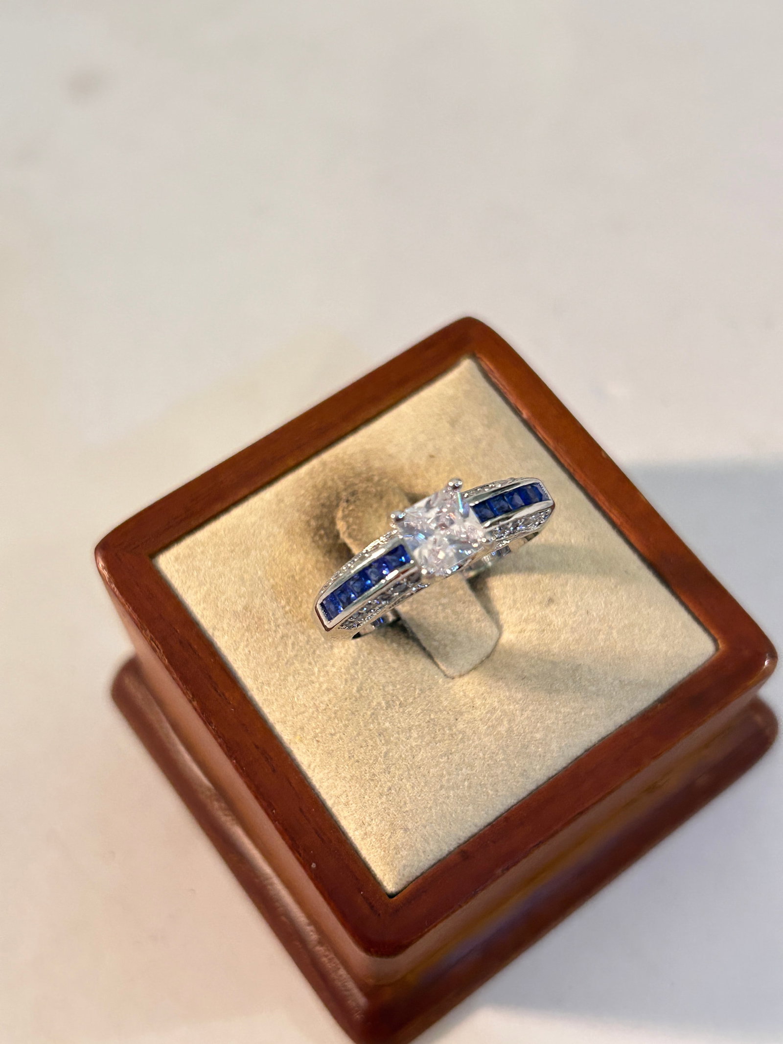 Old Costume Ring Sz 10: Old Costume Ring Sz 10 Please view all photos as they are part of the description and condition of this Item, Feel free to contact me with questions or picture requests! Used Item AS IS