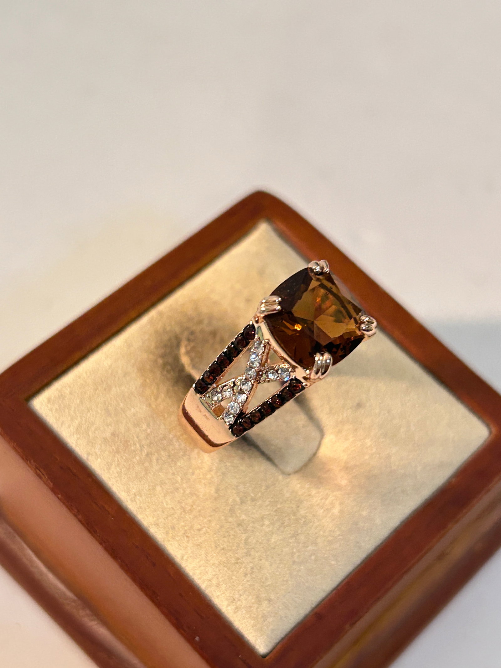 Old Costume Ring Sz 10: Old Costume Ring Sz 10 Please view all photos as they are part of the description and condition of this Item, Feel free to contact me with questions or picture requests! Used Item AS IS