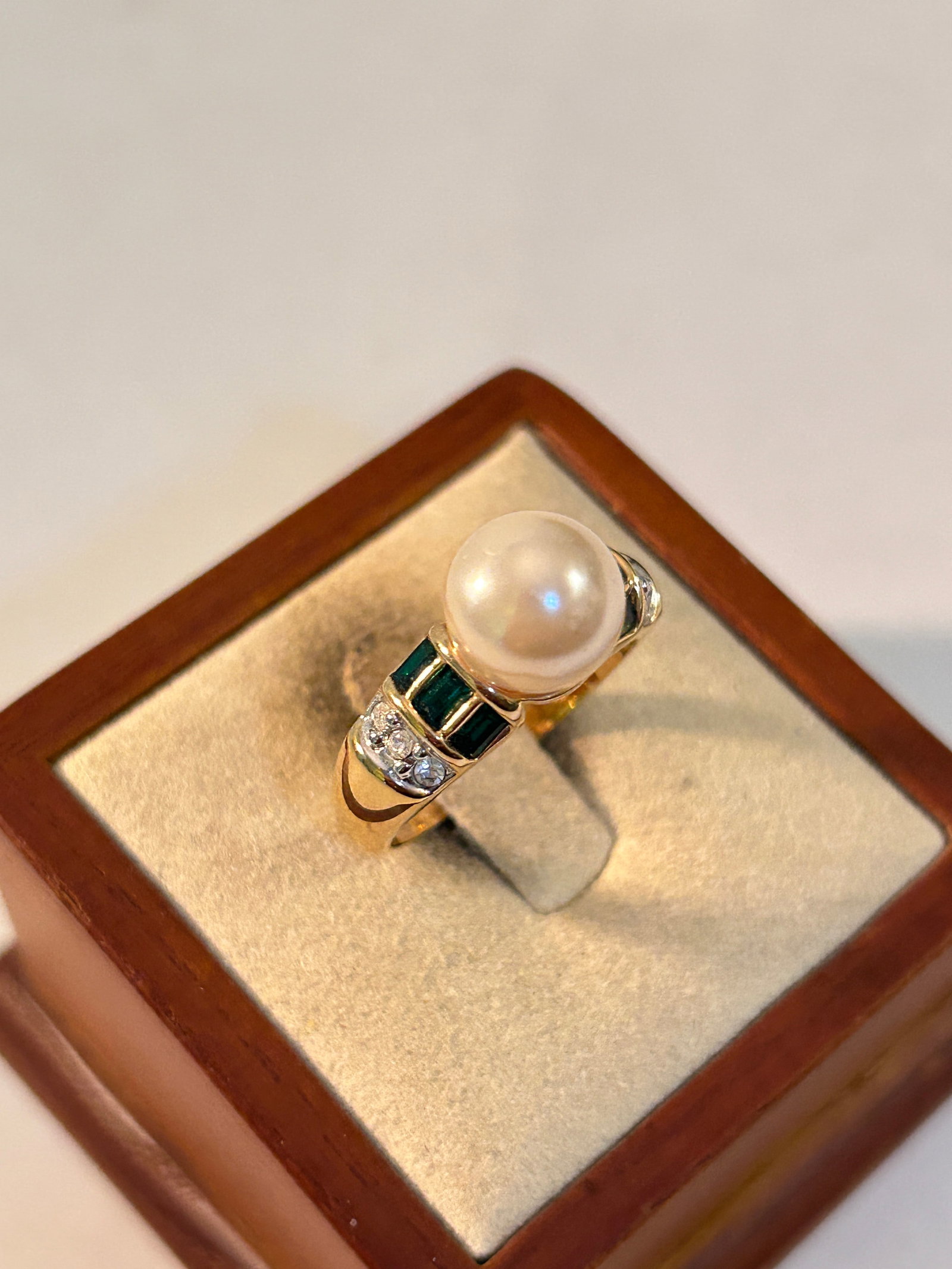 Old Costume Ring Sz 9: Old Costume Ring Sz 9 Please view all photos as they are part of the description and condition of this Item, Feel free to contact me with questions or picture requests! Used Item AS IS
