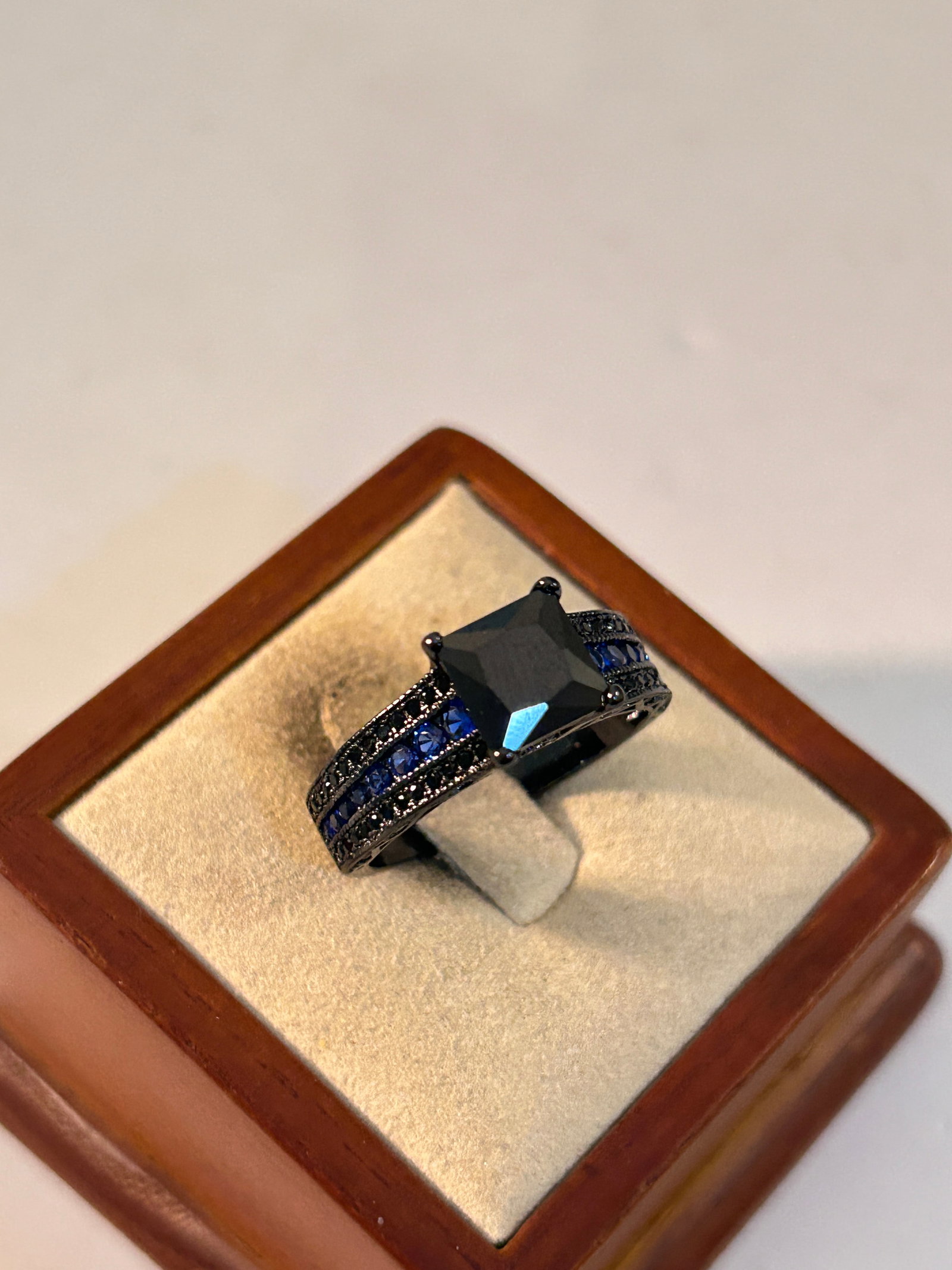 Old Costume Ring Sz 10: Old Costume Ring Sz 10 Please view all photos as they are part of the description and condition of this Item, Feel free to contact me with questions or picture requests! Used Item AS IS