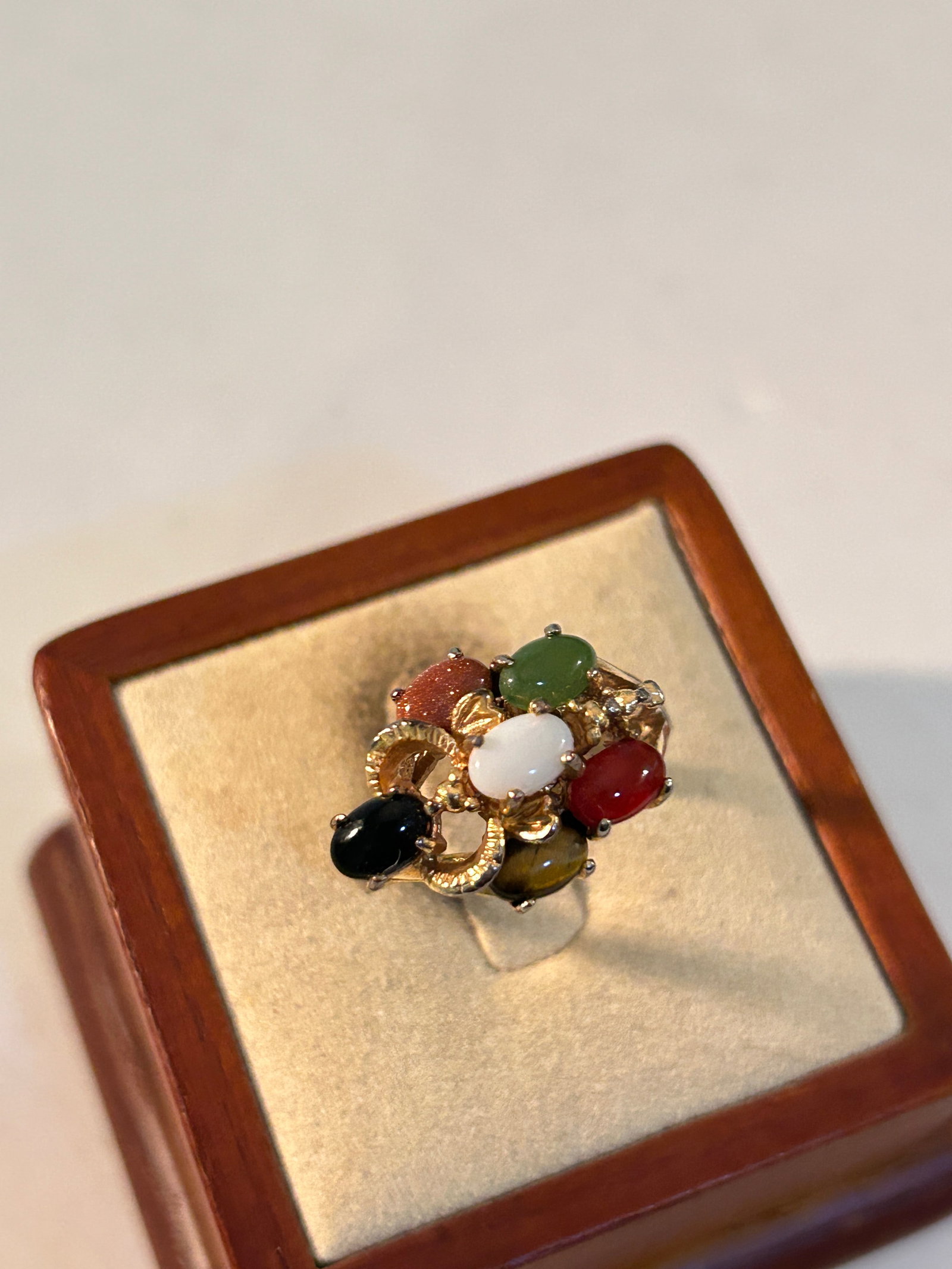 Old Costume Ring Sz 9: Old Costume Ring Sz 9 Please view all photos as they are part of the description and condition of this Item, Feel free to contact me with questions or picture requests! Used Item AS IS