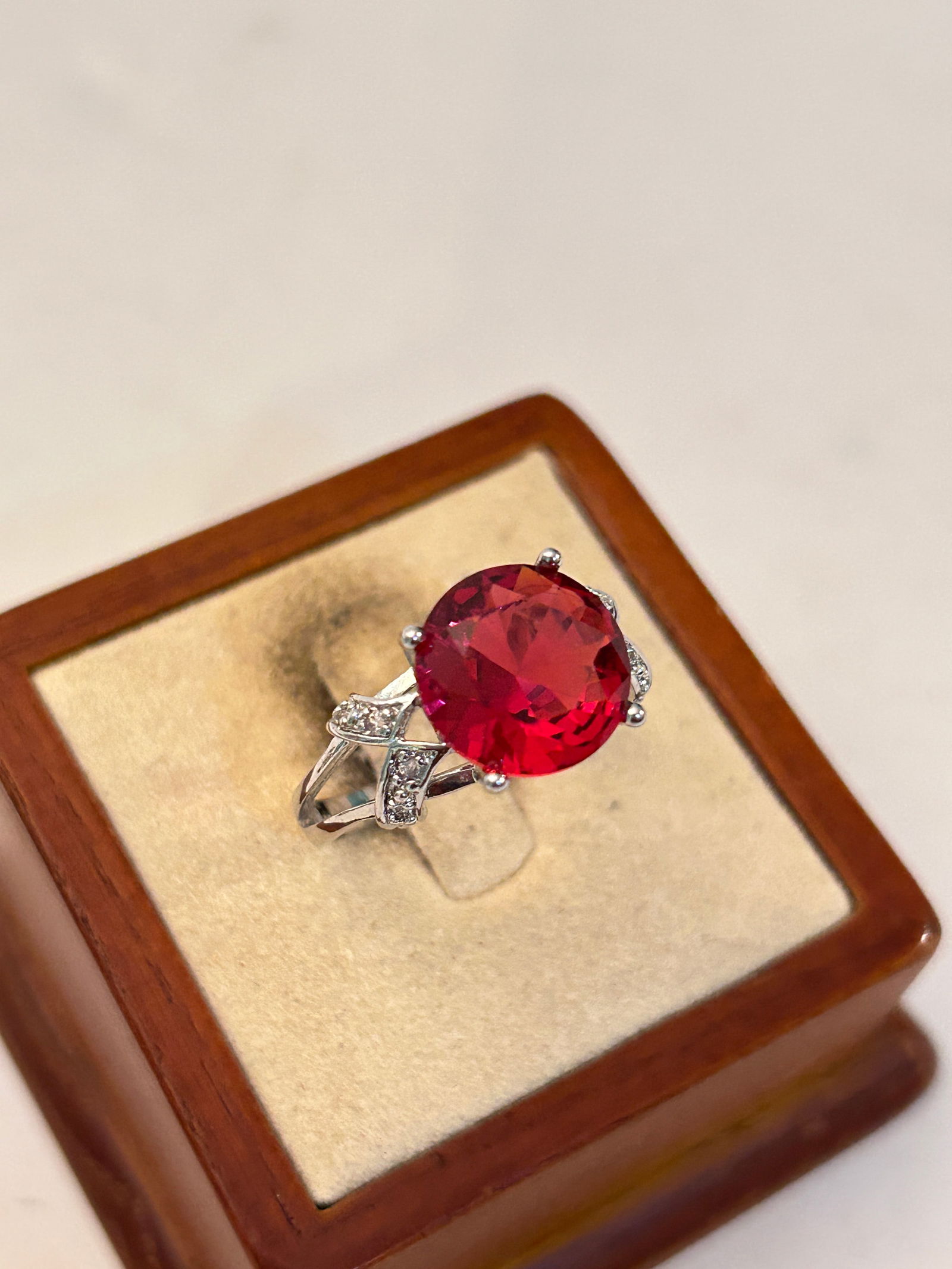 Vintage Sterling Silver Red Rhinestone Ring Sz 10: Vintage Sterling Silver Red Rhinestone Ring Sz 10 Please view all photos as they are part of the description and condition of this Item, Feel free to contact me with questions or picture requests! Use
