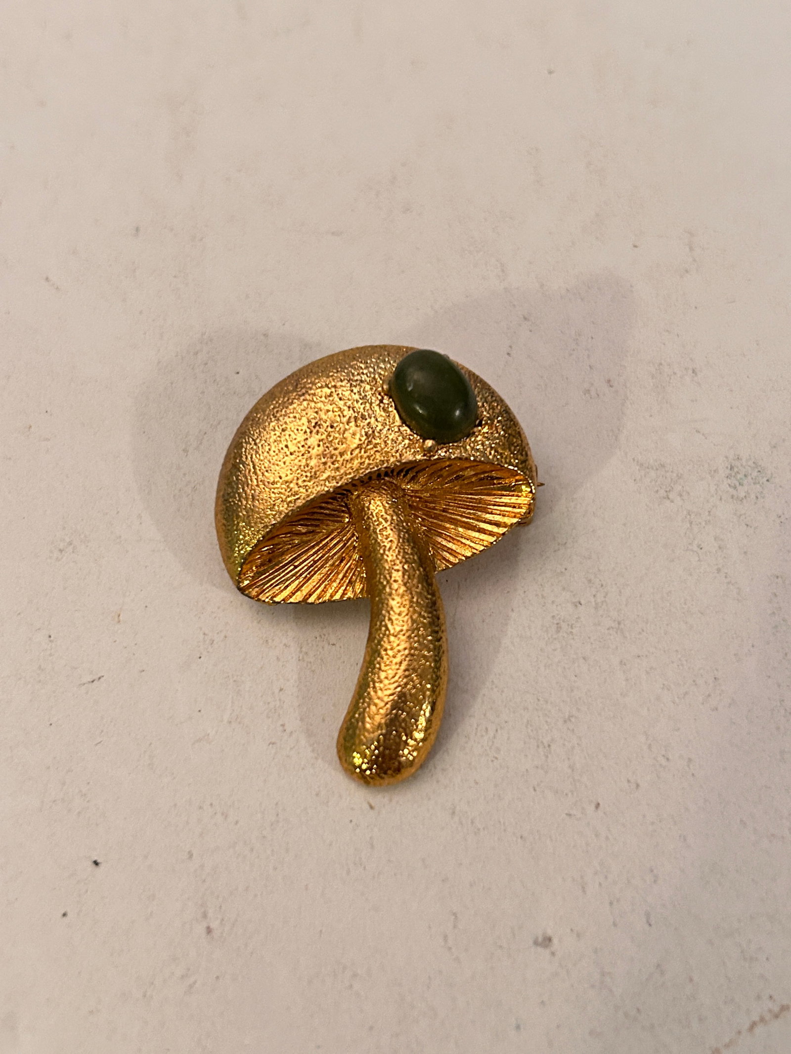 Vintage Mushroom green stone Brooch: Vintage Mushroom green stone Brooch Please view all photos as they are part of the description and condition of this Item, Feel free to contact me with questions or picture requests! Used Item AS IS