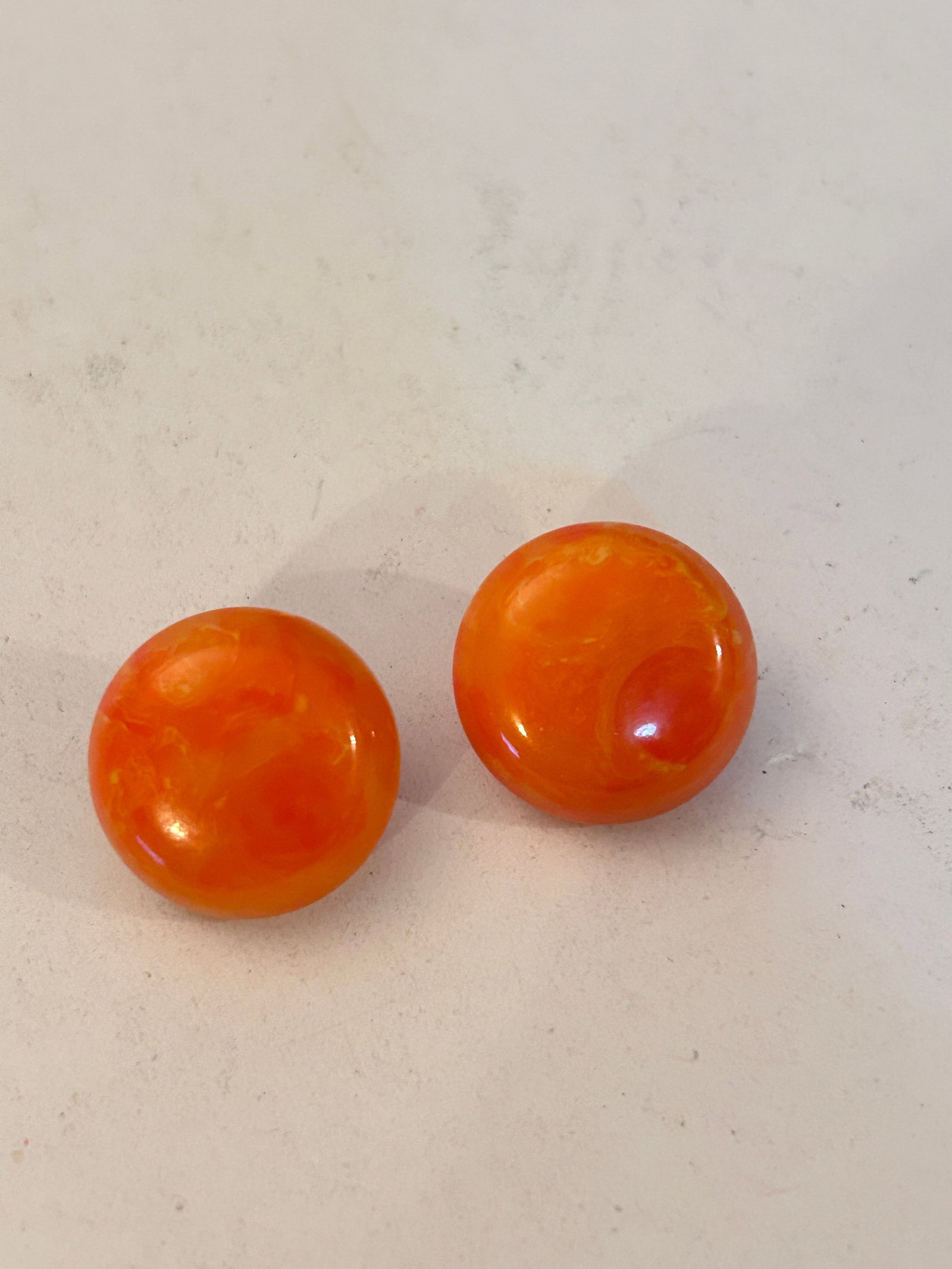 Vintage Orange Swirl Bakalite Earrings: Vintage Orange Swirl Bakalite Earrings Please view all photos as they are part of the description and condition of this Item, Feel free to contact me with questions or picture requests! Used Item AS I