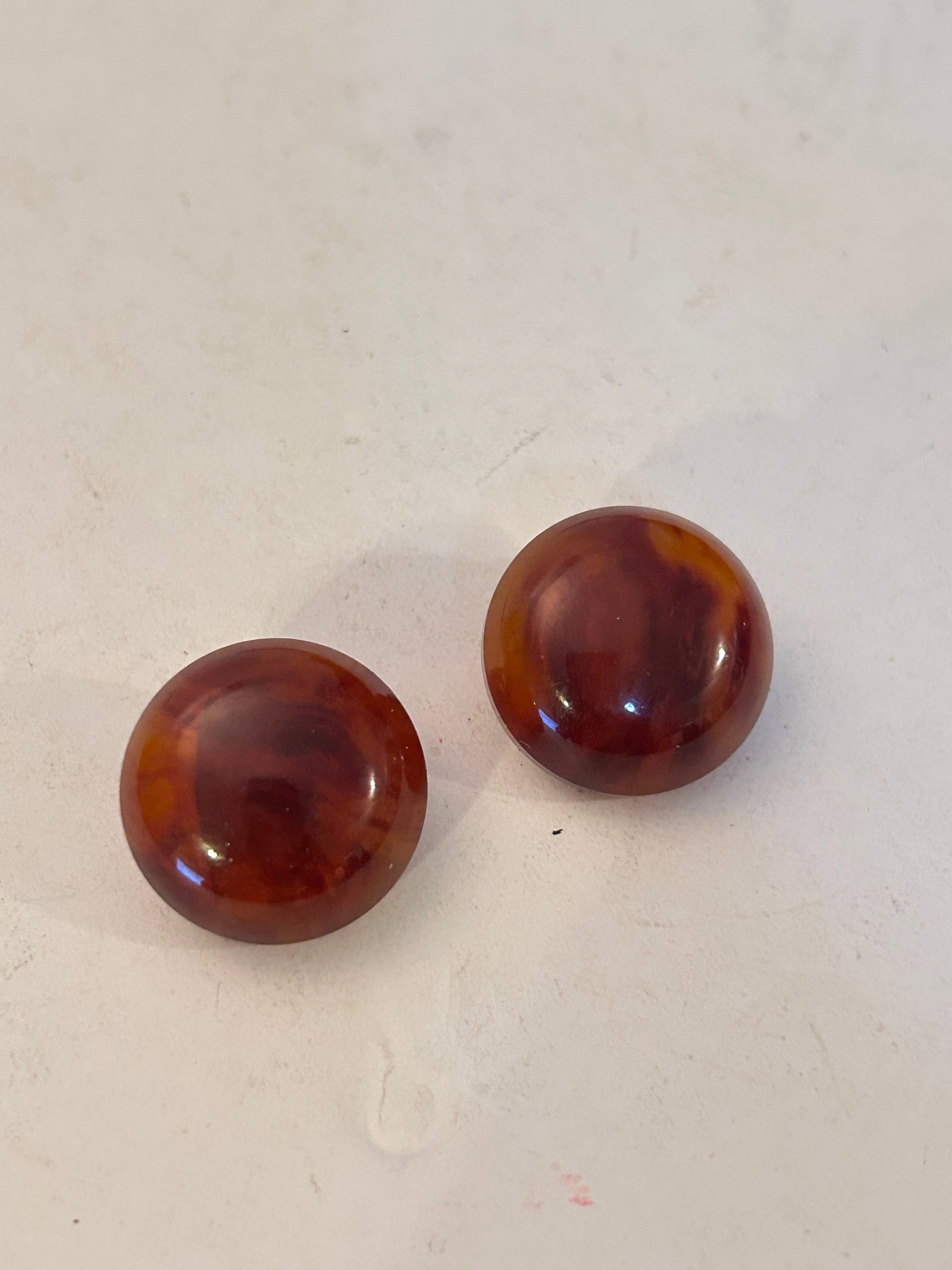 Vintage Swirl Bakalite Earrings: Vintage Swirl Bakalite Earrings Please view all photos as they are part of the description and condition of this Item, Feel free to contact me with questions or picture requests! Used Item AS IS