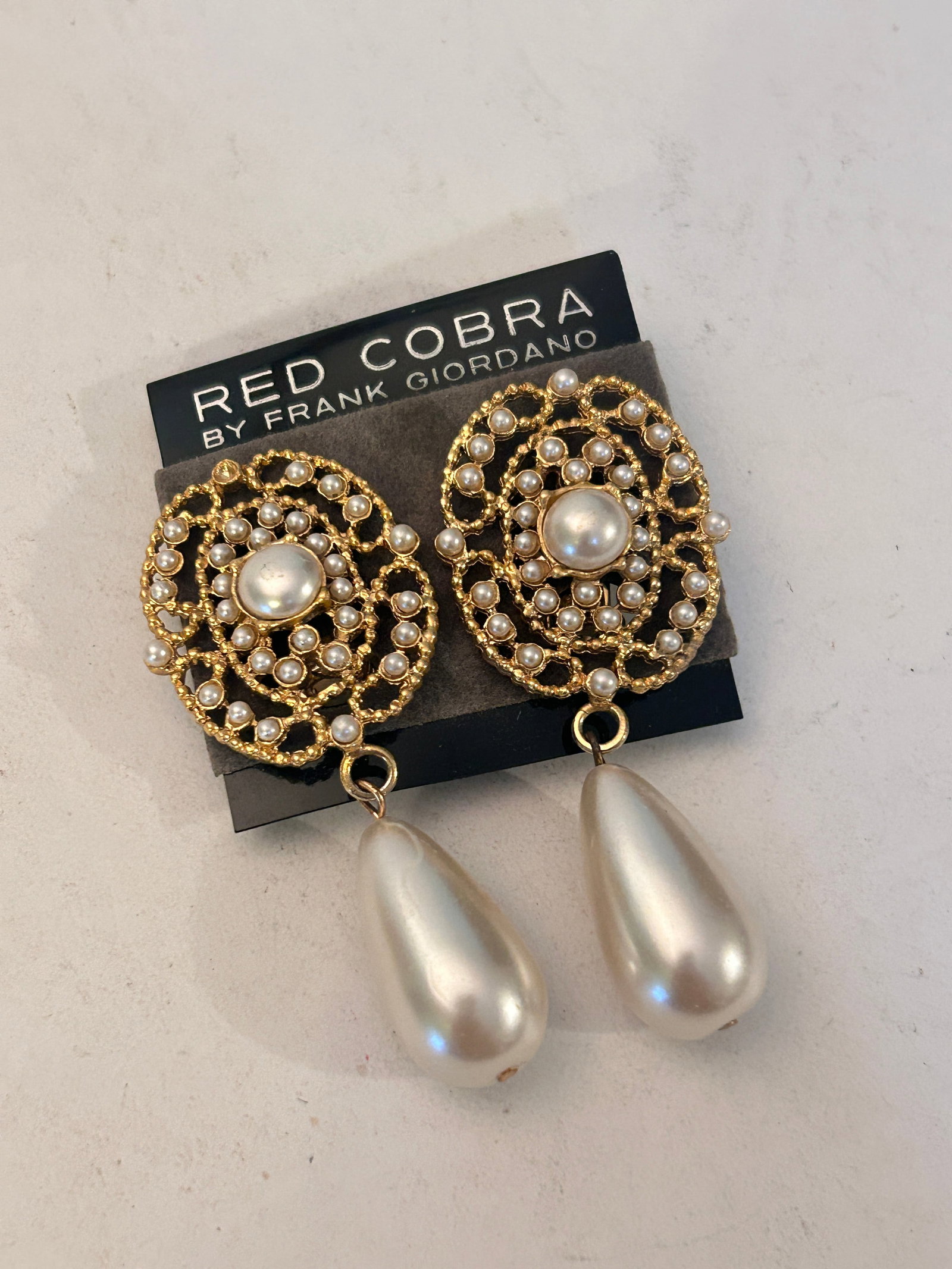 Vintage Gold Tone Frank Giornano Earrings: Vintage Gold Tone Frank Giornano Earrings Please view all photos as they are part of the description and condition of this Item, Feel free to contact me with questions or picture requests! Used Item A