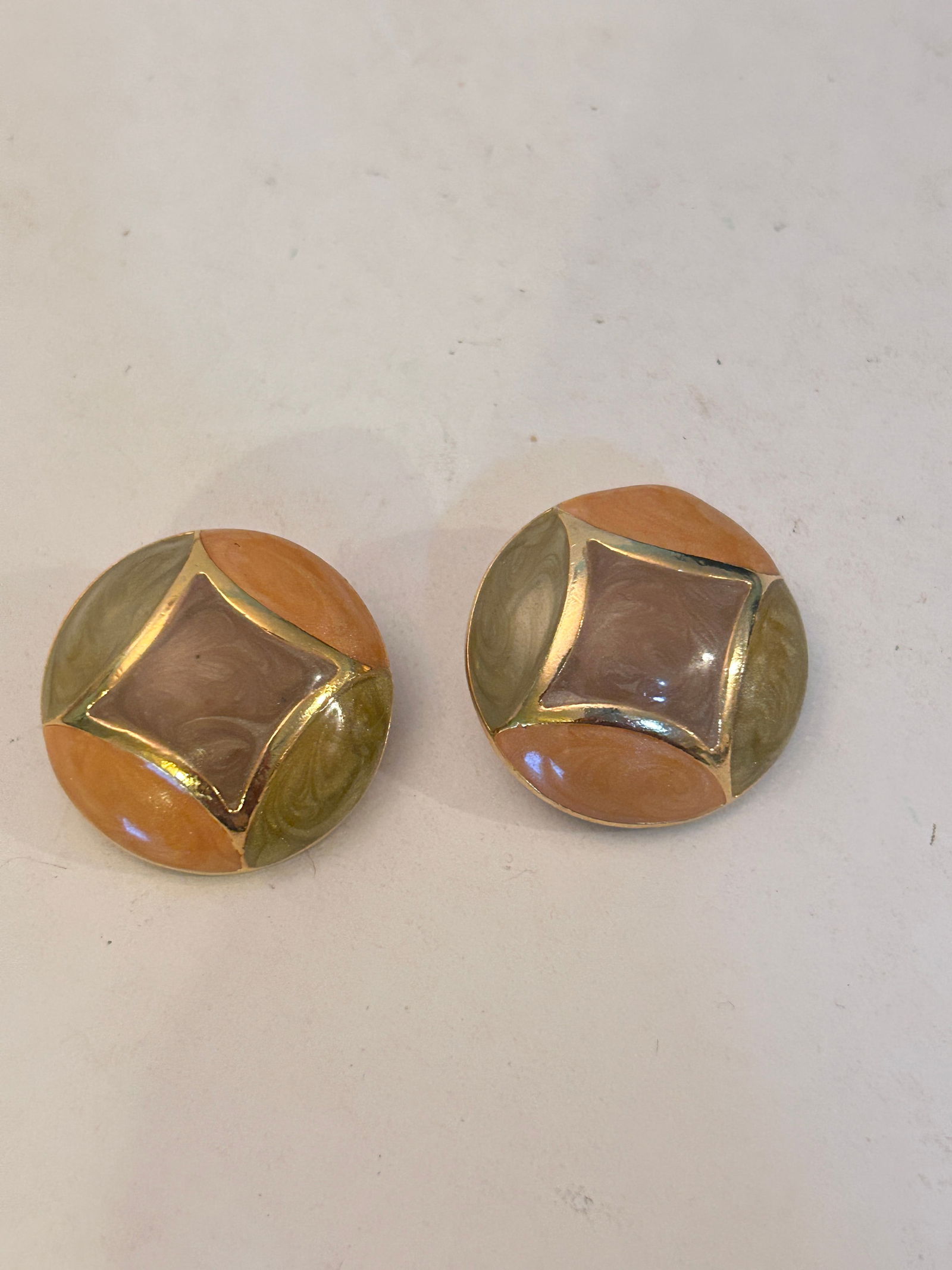 Vintage Gold Tone Enamel Earrings: Vintage Gold Tone Enamel Earrings Please view all photos as they are part of the description and condition of this Item, Feel free to contact me with questions or picture requests! Used Item AS IS