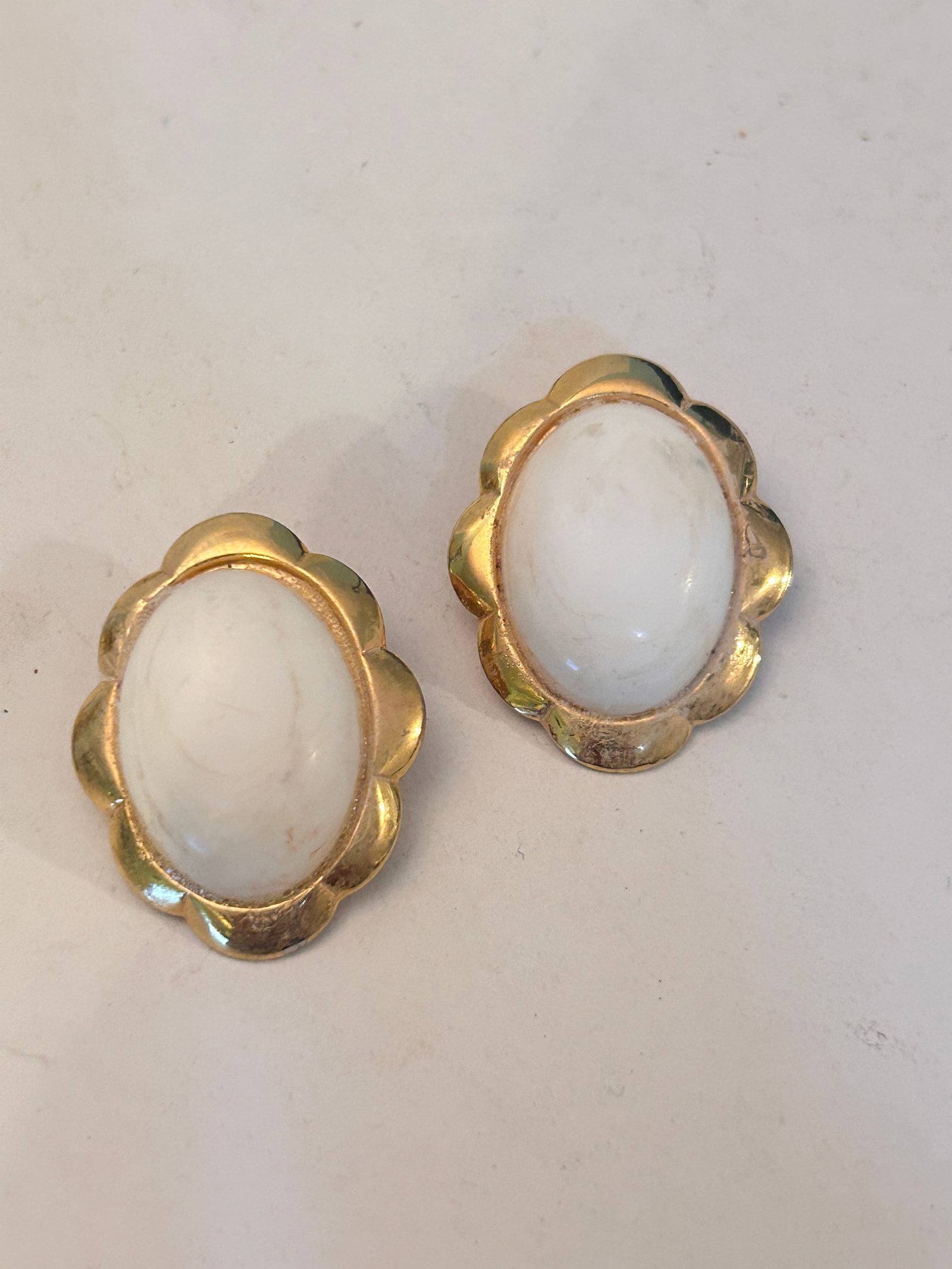 Vintage Gold Tone white Earrings: Vintage Gold Tone white Earrings Please view all photos as they are part of the description and condition of this Item, Feel free to contact me with questions or picture requests! Used Item AS IS