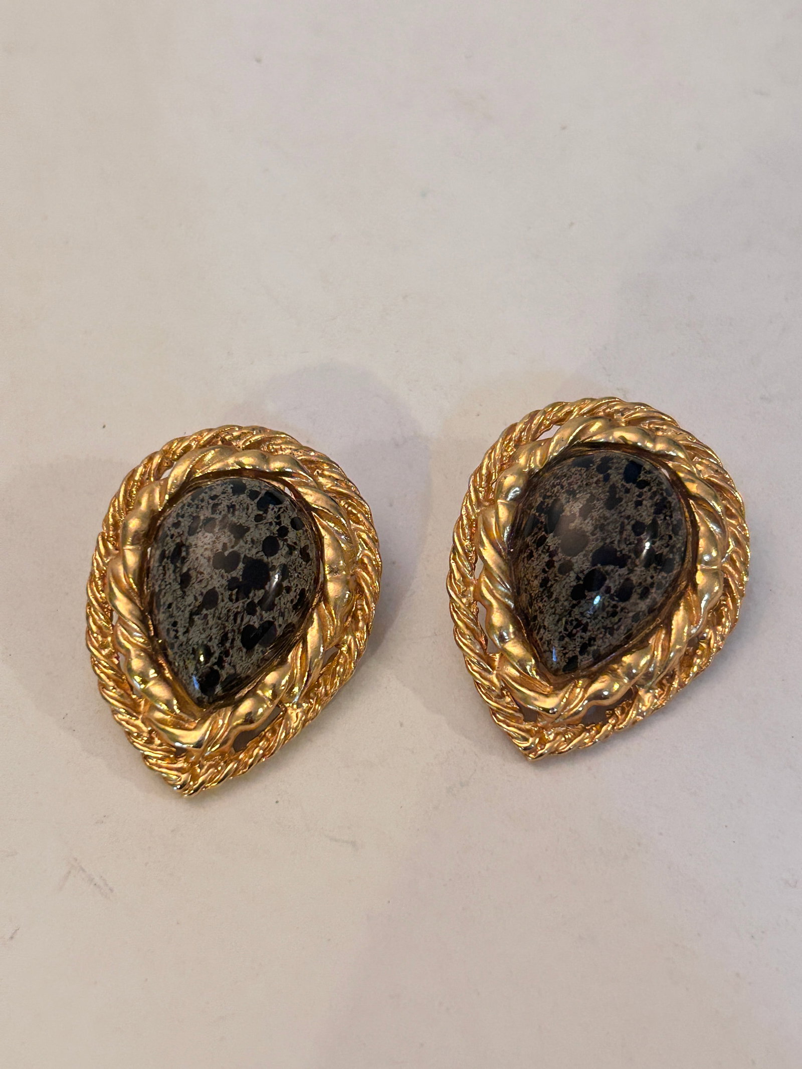 Vintage Gold Tone tear drop Earrings: Vintage Gold Tone tear drop Earrings Please view all photos as they are part of the description and condition of this Item, Feel free to contact me with questions or picture requests! Used Item AS IS