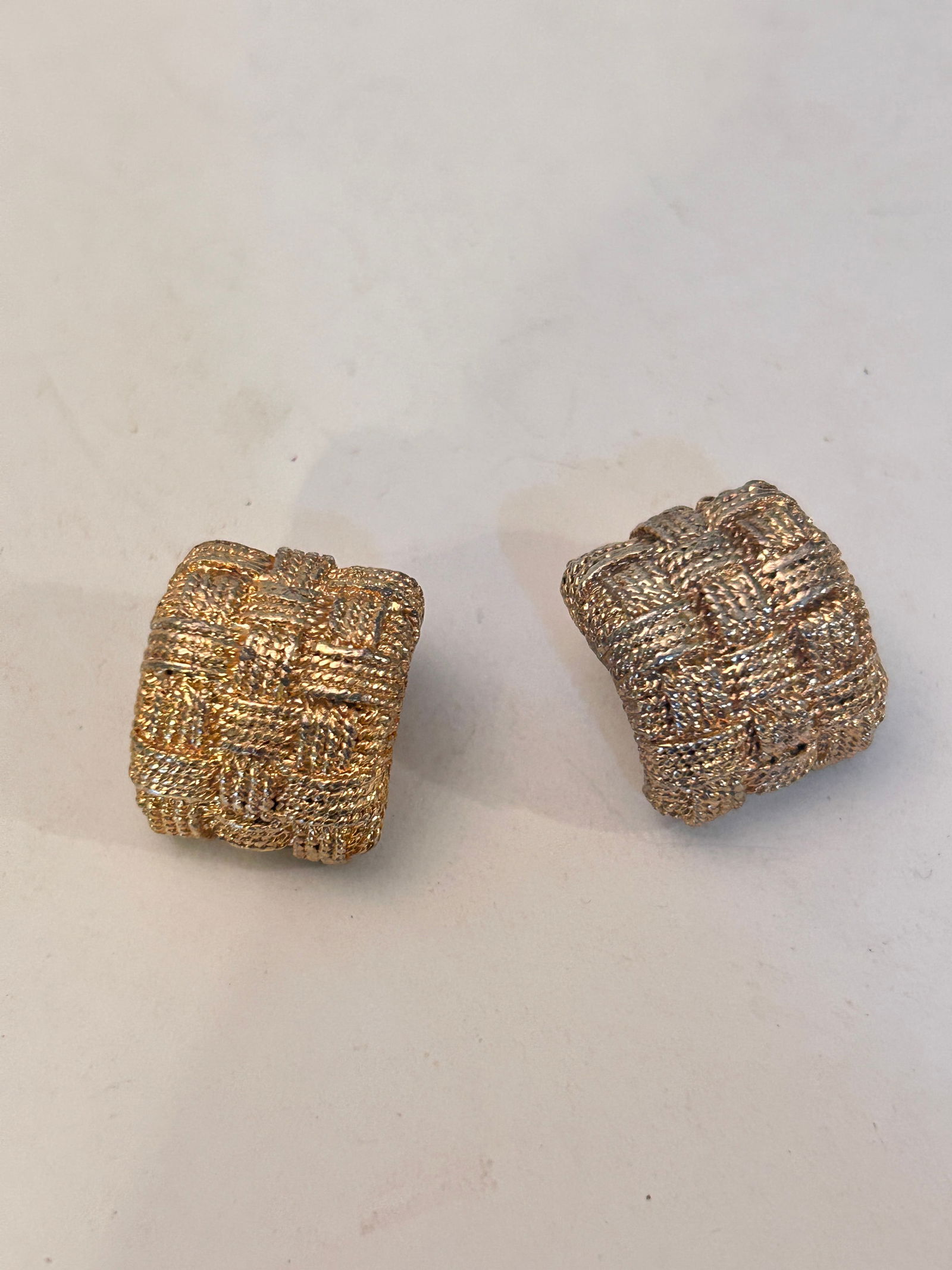 Vintage Gold Tone Earrings: Vintage Gold Tone Earrings Please view all photos as they are part of the description and condition of this Item, Feel free to contact me with questions or picture requests! Used Item AS IS