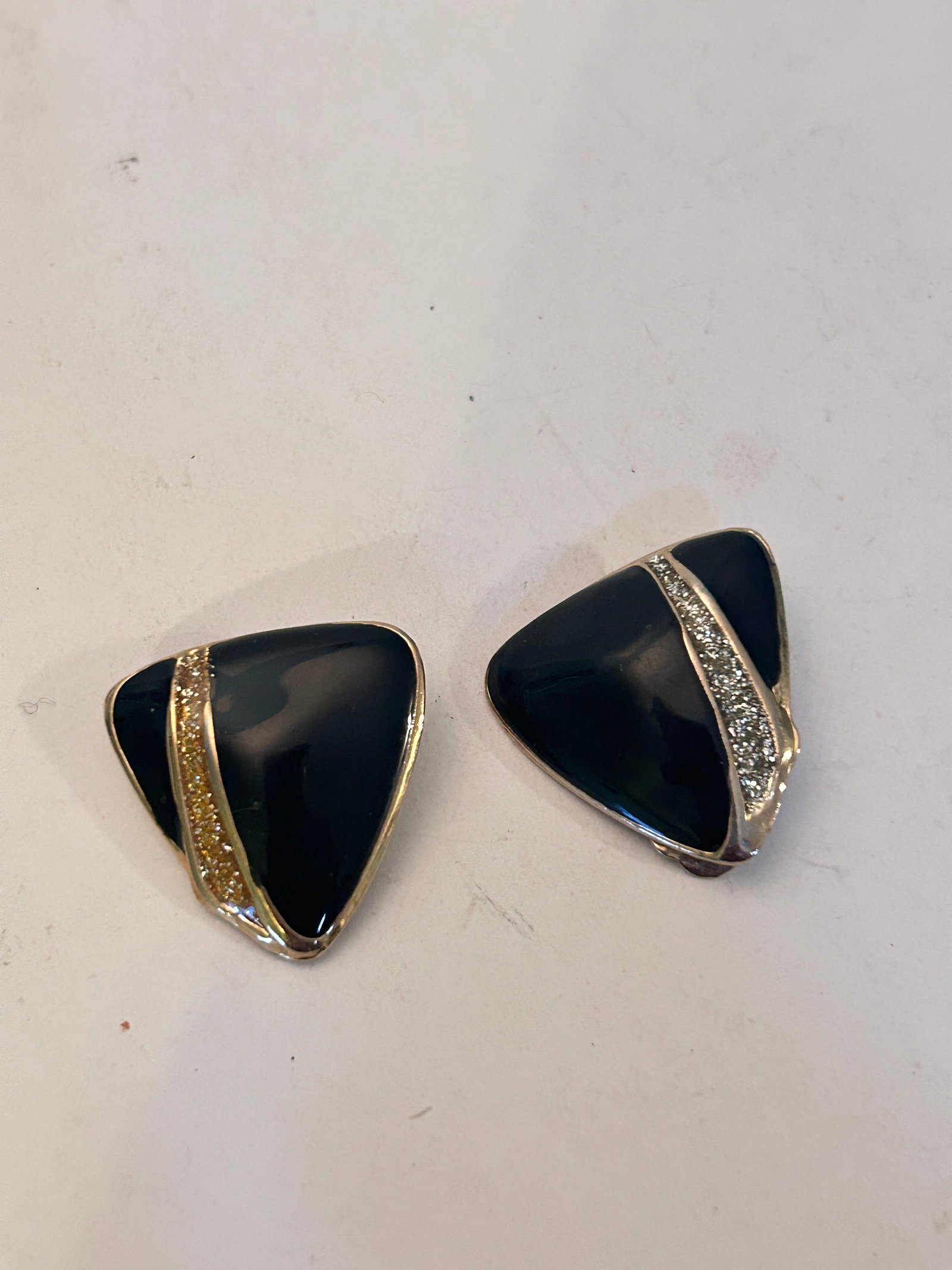 Vintage gold tone enamel Earrings: Vintage gold tone enamel Earrings Please view all photos as they are part of the description and condition of this Item, Feel free to contact me with questions or picture requests! Used Item AS IS