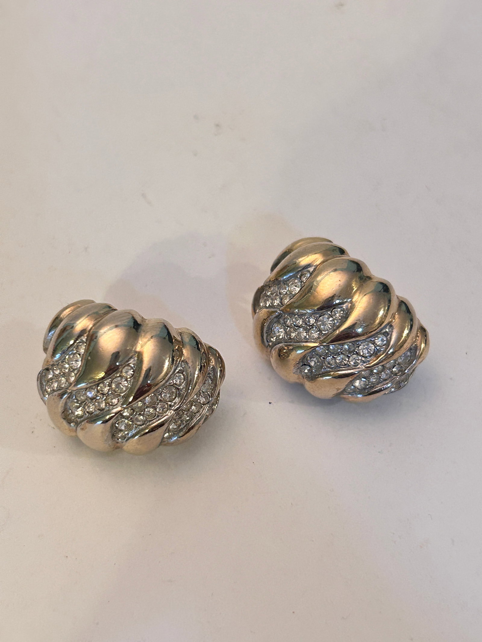 Vintage Gold Tone rhinestone Earrings: Vintage Gold Tone rhinestone Earrings Please view all photos as they are part of the description and condition of this Item, Feel free to contact me with questions or picture requests! Used Item AS IS