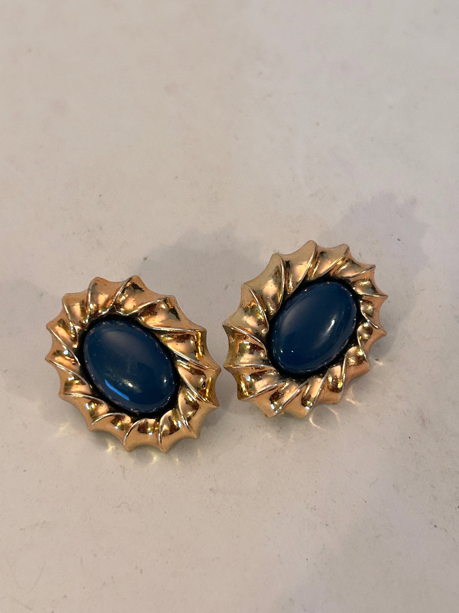 Vintage Gold Tone Earrings: Vintage Gold Tone Earrings Please view all photos as they are part of the description and condition of this Item, Feel free to contact me with questions or picture requests! Used Item AS IS