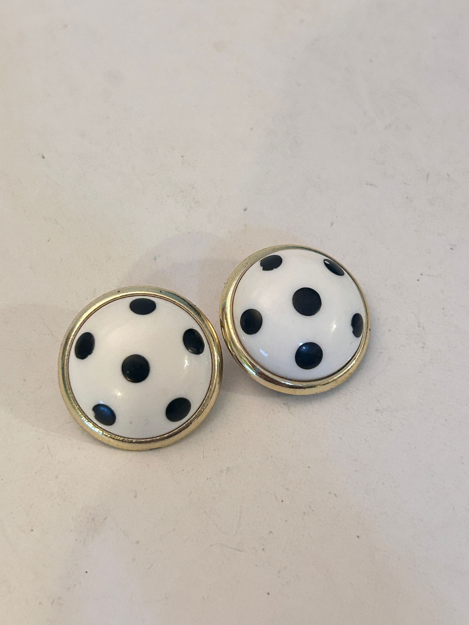 Vintage Gold Tone poka dot white Earrings: Vintage Gold Tone poka dot white Earrings Please view all photos as they are part of the description and condition of this Item, Feel free to contact me with questions or picture requests! Used Item A