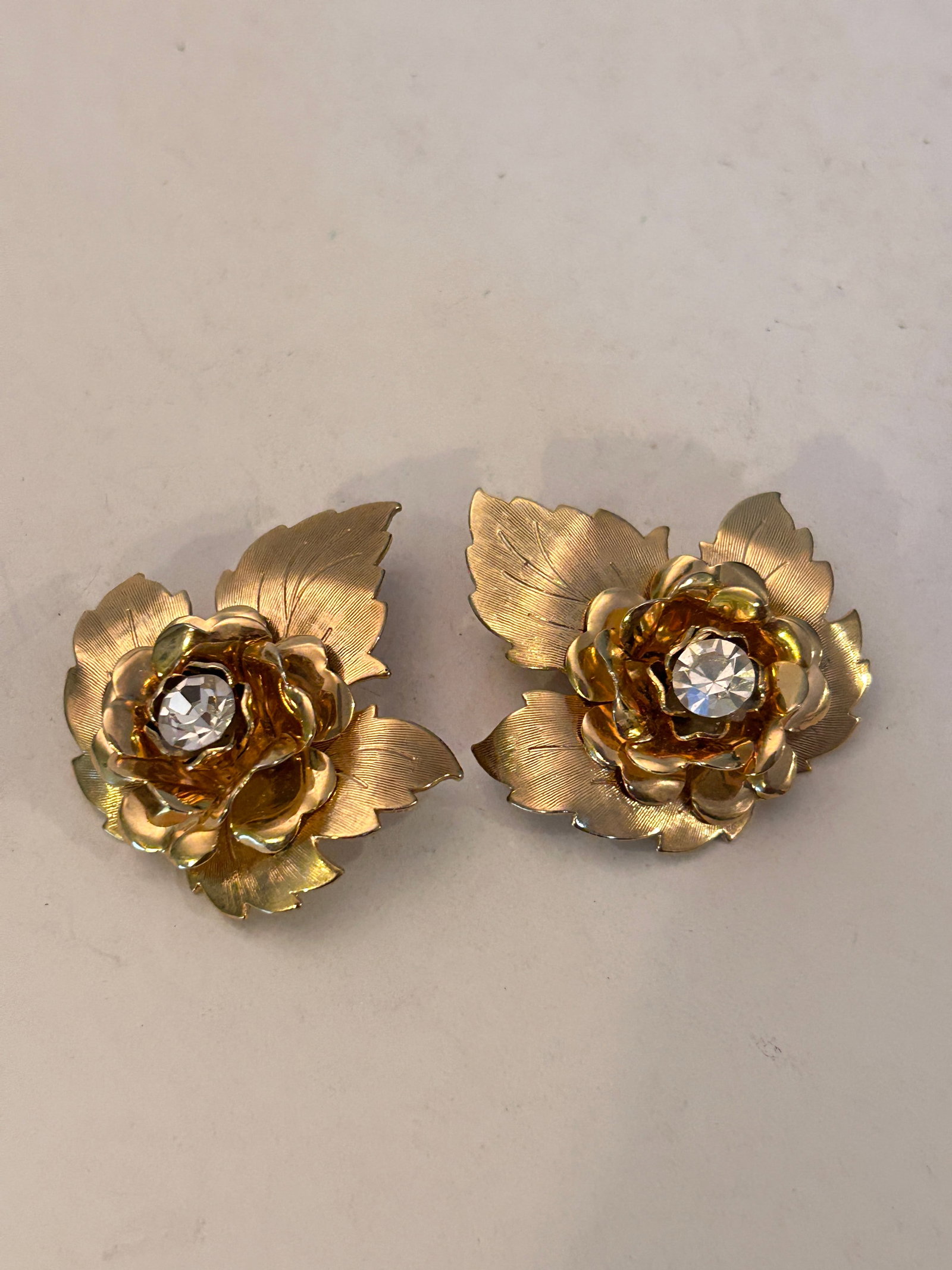 Vintage Gold Tone rhinestone floral Earrings: Vintage Gold Tone rhinestone floral Earrings Please view all photos as they are part of the description and condition of this Item, Feel free to contact me with questions or picture requests! Used Ite