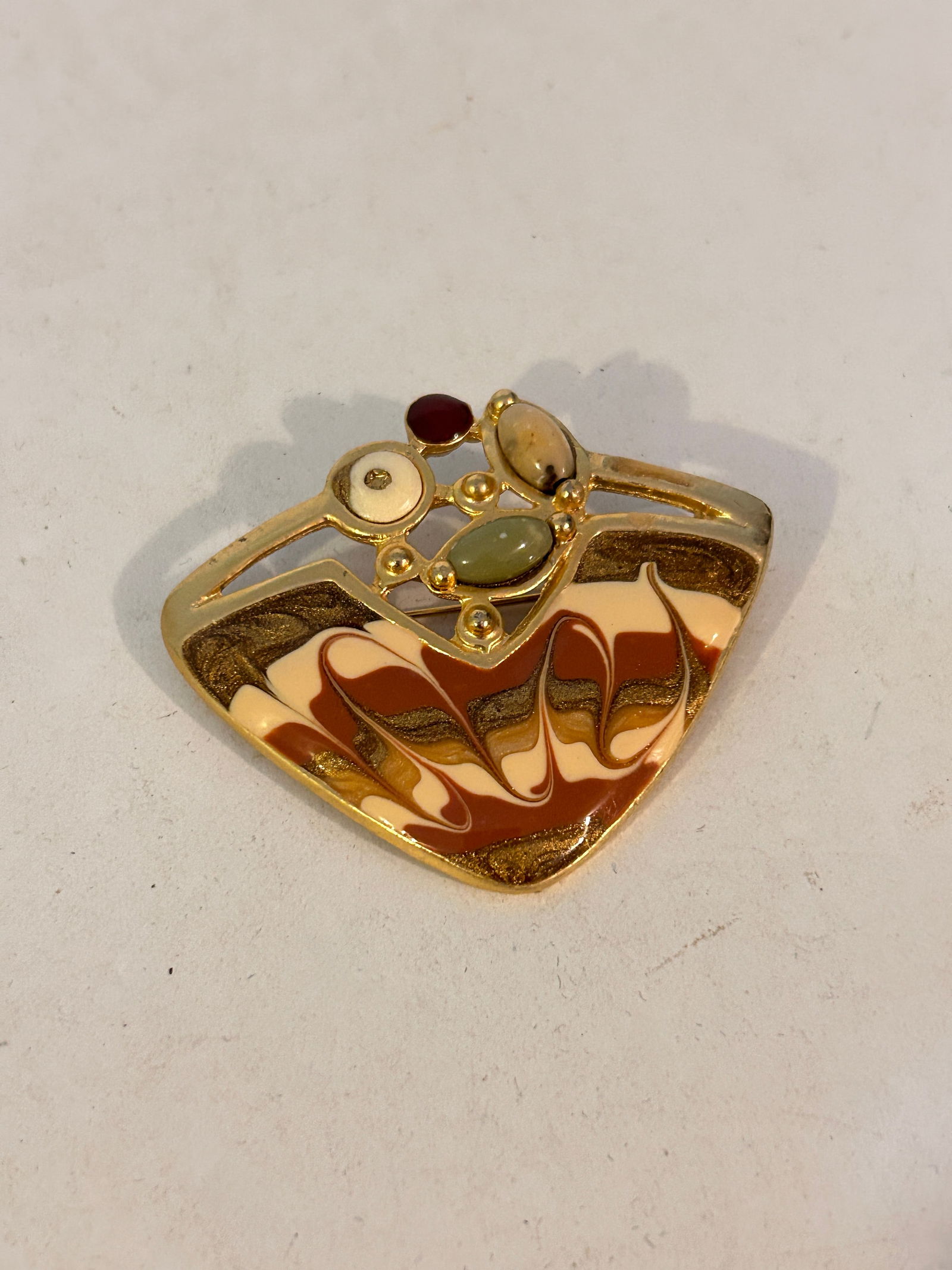 Vintage ECD Abstract Enamel Lapel Pin Brooch: Vintage ECD Abstract Enamel Lapel Pin Brooch Please view all photos as they are part of the description and condition of this Item, Feel free to contact me with questions or picture requests! Used Ite