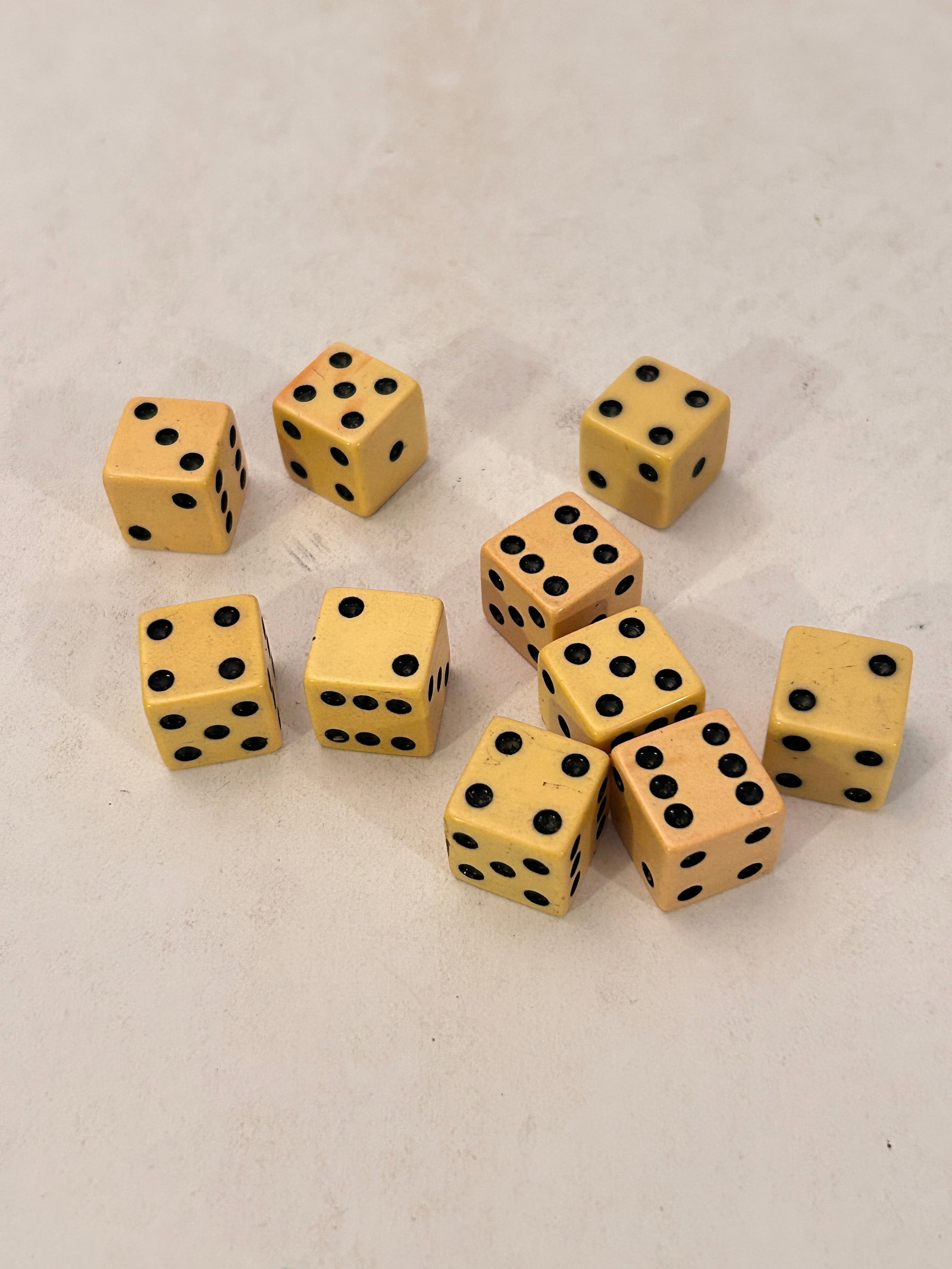 Vintage Lot Of 10 Bakalite Dice: Vintage Lot Of 10 Bakalite Dice Please view all photos as they are part of the description and condition of this Item, Feel free to contact me with questions or picture requests! Used Item AS IS