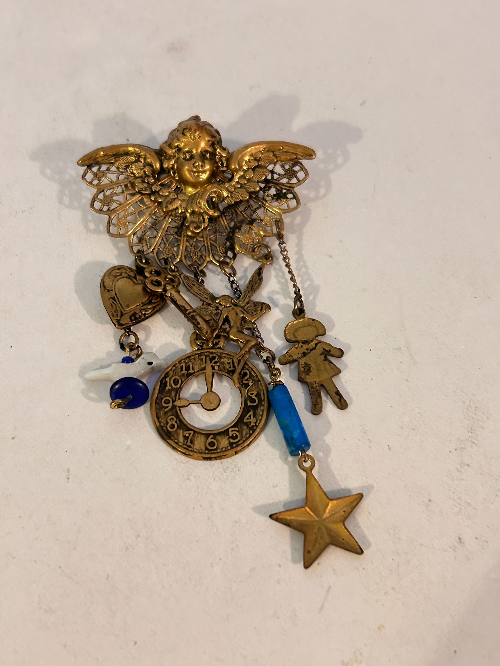 Vintage Filigree Cherub Brooch: Vintage Filigree Cherub Brooch Please view all photos as they are part of the description and condition of this Item, Feel free to contact me with questions or picture requests! Used Item AS IS