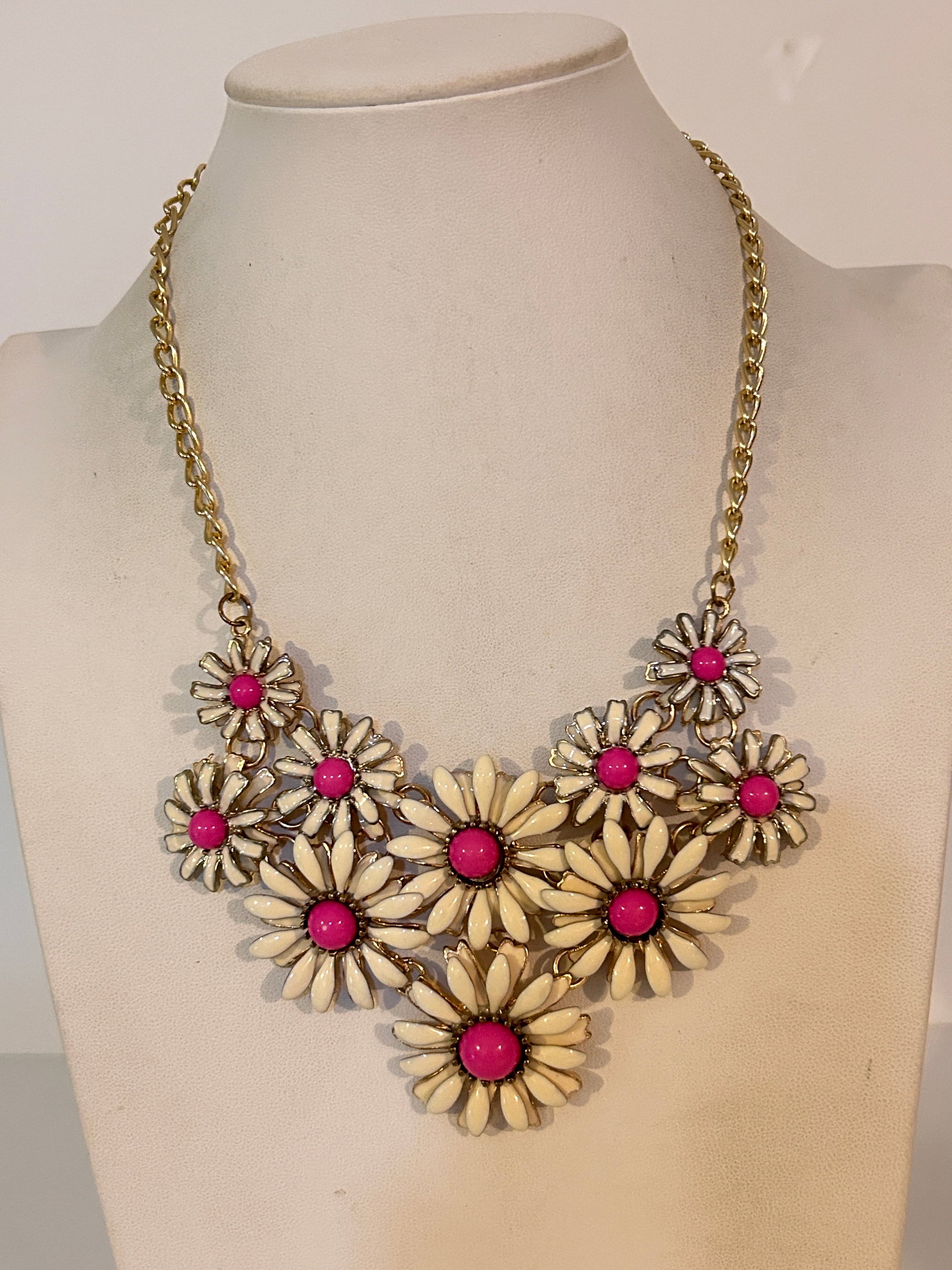 NWT Eye Candy gold tone daisy necklace 16 ": NWT Eye Candy gold tone daisy necklace 16 " Please view all photos as they are part of the description and condition of this Item, Feel free to contact me with questions or picture requests! Used Item