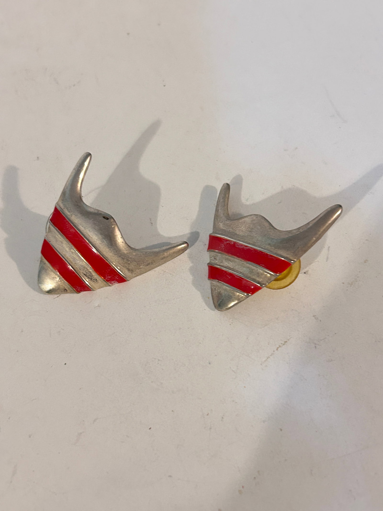 Vintage fish Earrings: Vintage fish Earrings Please view all photos as they are part of the description and condition of this Item, Feel free to contact me with questions or picture requests! Used Item AS IS