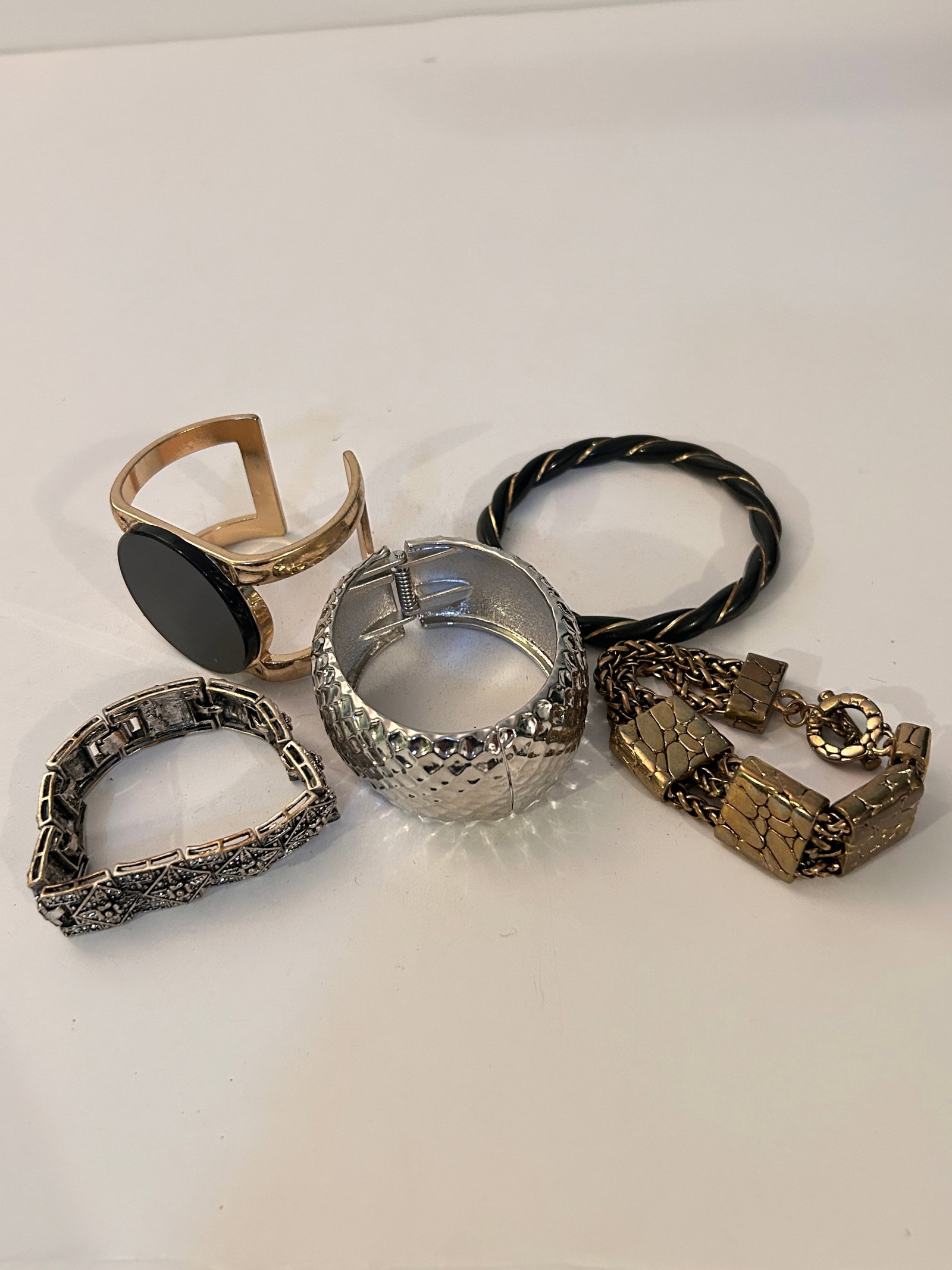 Vintage Lot Of 5 Bracelets (1 of 5)