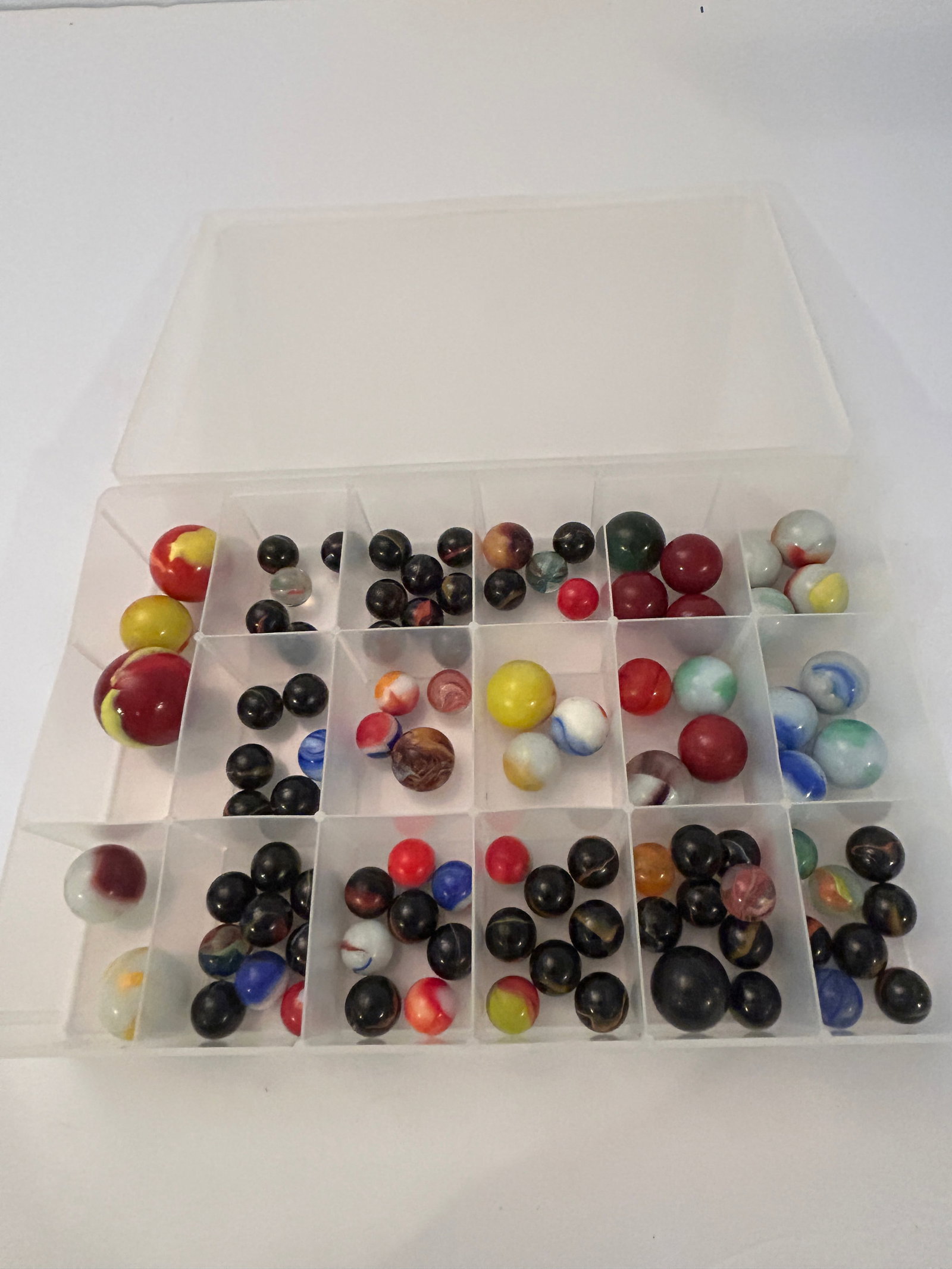 Vintage Lot of Marbles: Vintage Lot of Marbles Please view all photos as they are part of the description and condition of this Item, Feel free to contact me with questions or picture requests! Used Item AS IS