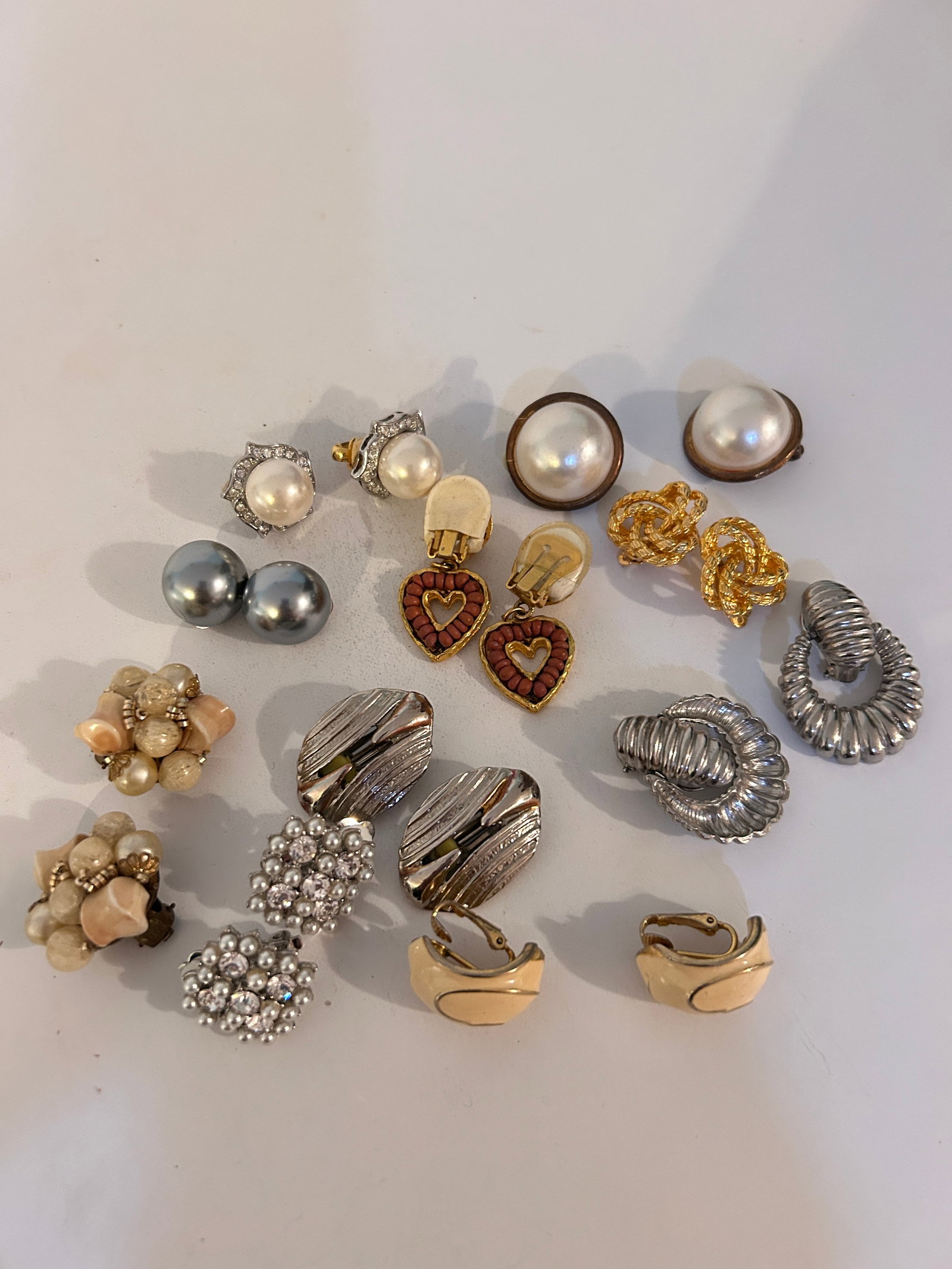 Vintage Lot of 10 Clipon Earrings: Vintage Lot of 10 Clipon Earrings Please view all photos as they are part of the description and condition of this Item, Feel free to contact me with questions or picture requests! Used Item AS IS