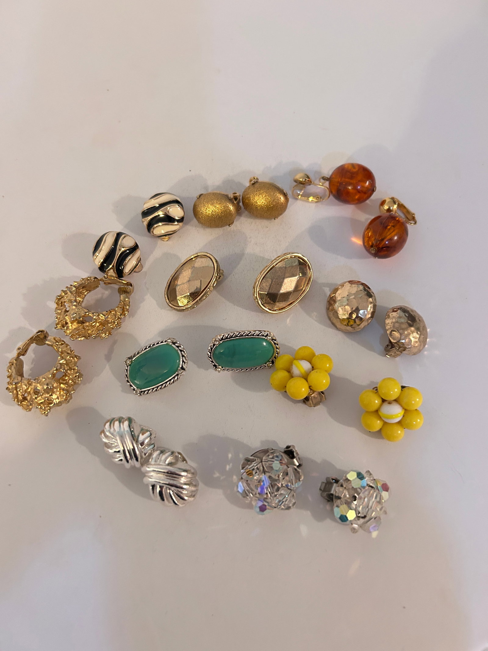 Vintage Lot of 10 Clipon Earrings: Vintage Lot of 10 Clipon Earrings Please view all photos as they are part of the description and condition of this Item, Feel free to contact me with questions or picture requests! Used Item AS IS