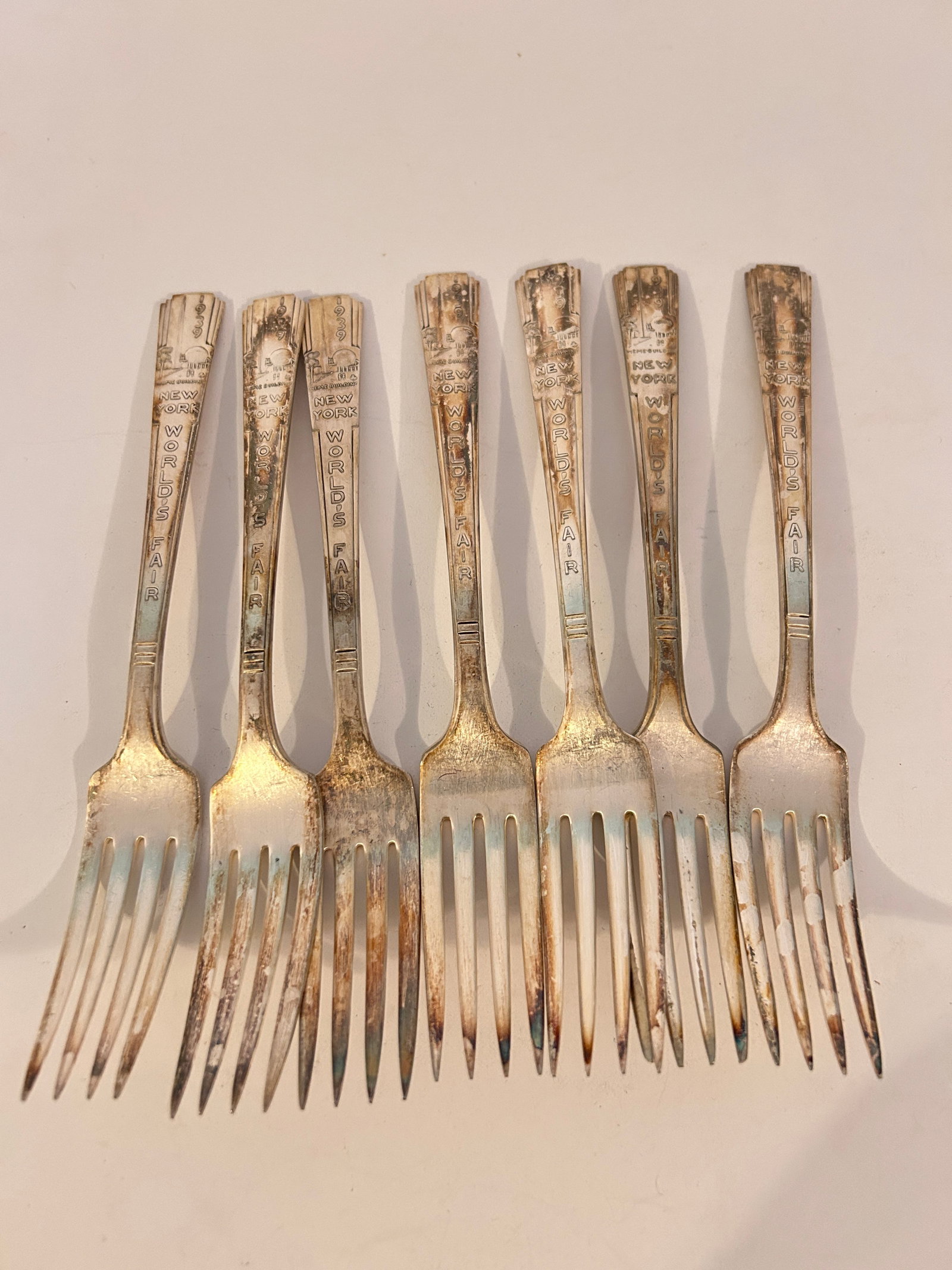 Vintage Lot of 7 1939 World's Fair Forks: Vintage Lot of 7 1939 World's Fair Forks Please view all photos as they are part of the description and condition of this Item, Feel free to contact me with questions or picture requests! Used Item AS