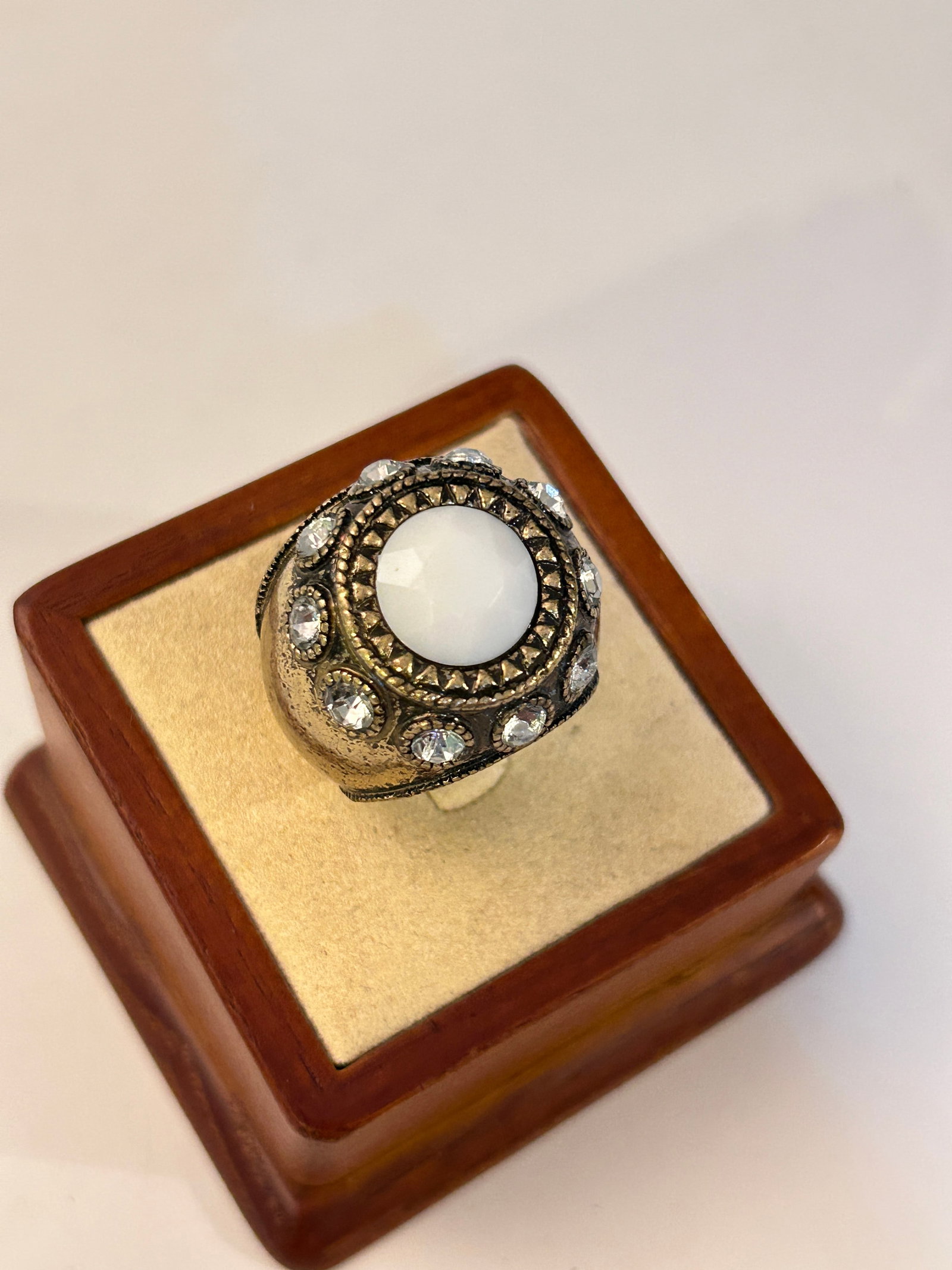 Vintage Costume Ring Sz 7: Vintage Costume Ring Sz 7 Please view all photos as they are part of the description and condition of this Item, Feel free to contact me with questions or picture requests! Used Item AS IS