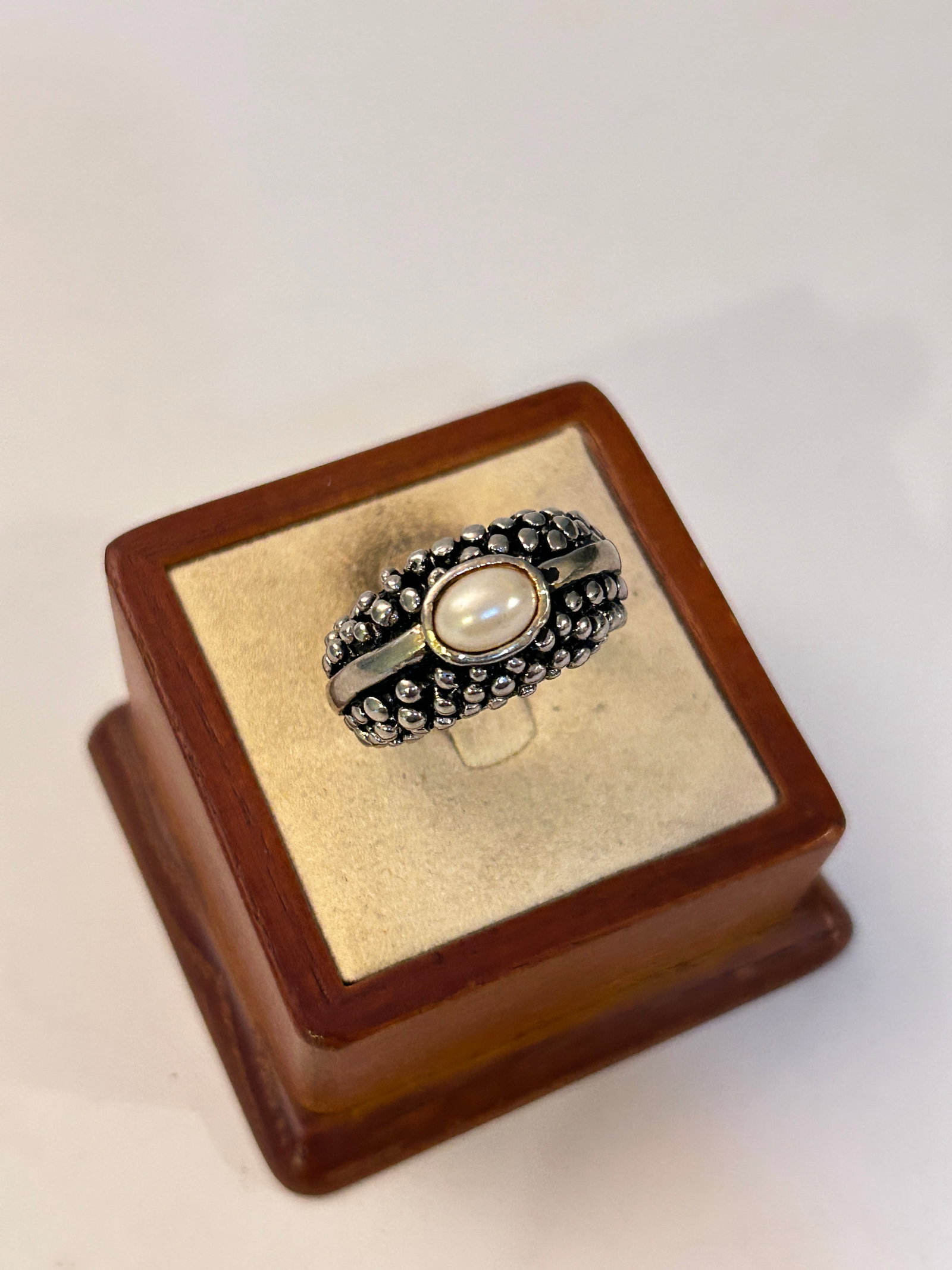 Vintage Costume Ring Sz 8: Vintage Costume Ring Sz 8 Please view all photos as they are part of the description and condition of this Item, Feel free to contact me with questions or picture requests! Used Item AS IS