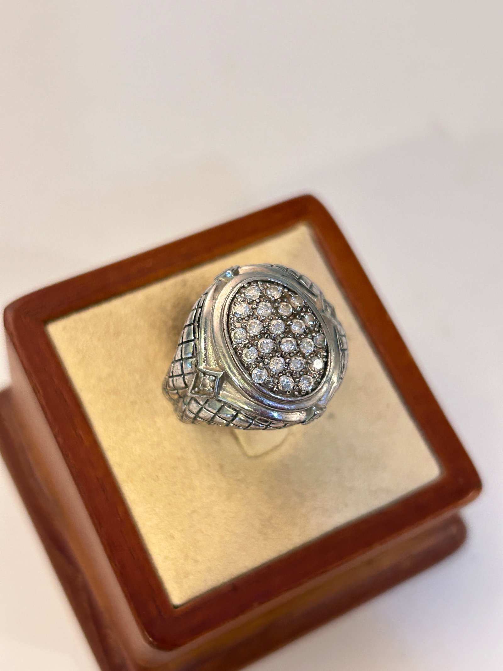 Vintage Costume Ring Sz 8: Vintage Costume Ring Sz 8 Please view all photos as they are part of the description and condition of this Item, Feel free to contact me with questions or picture requests! Used Item AS IS