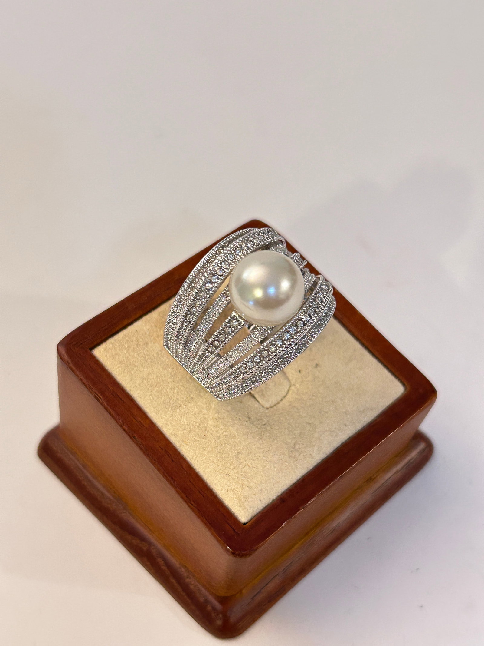 Vintage Costume Ring Sz 11: Vintage Costume Ring Sz 11 Please view all photos as they are part of the description and condition of this Item, Feel free to contact me with questions or picture requests! Used Item AS IS