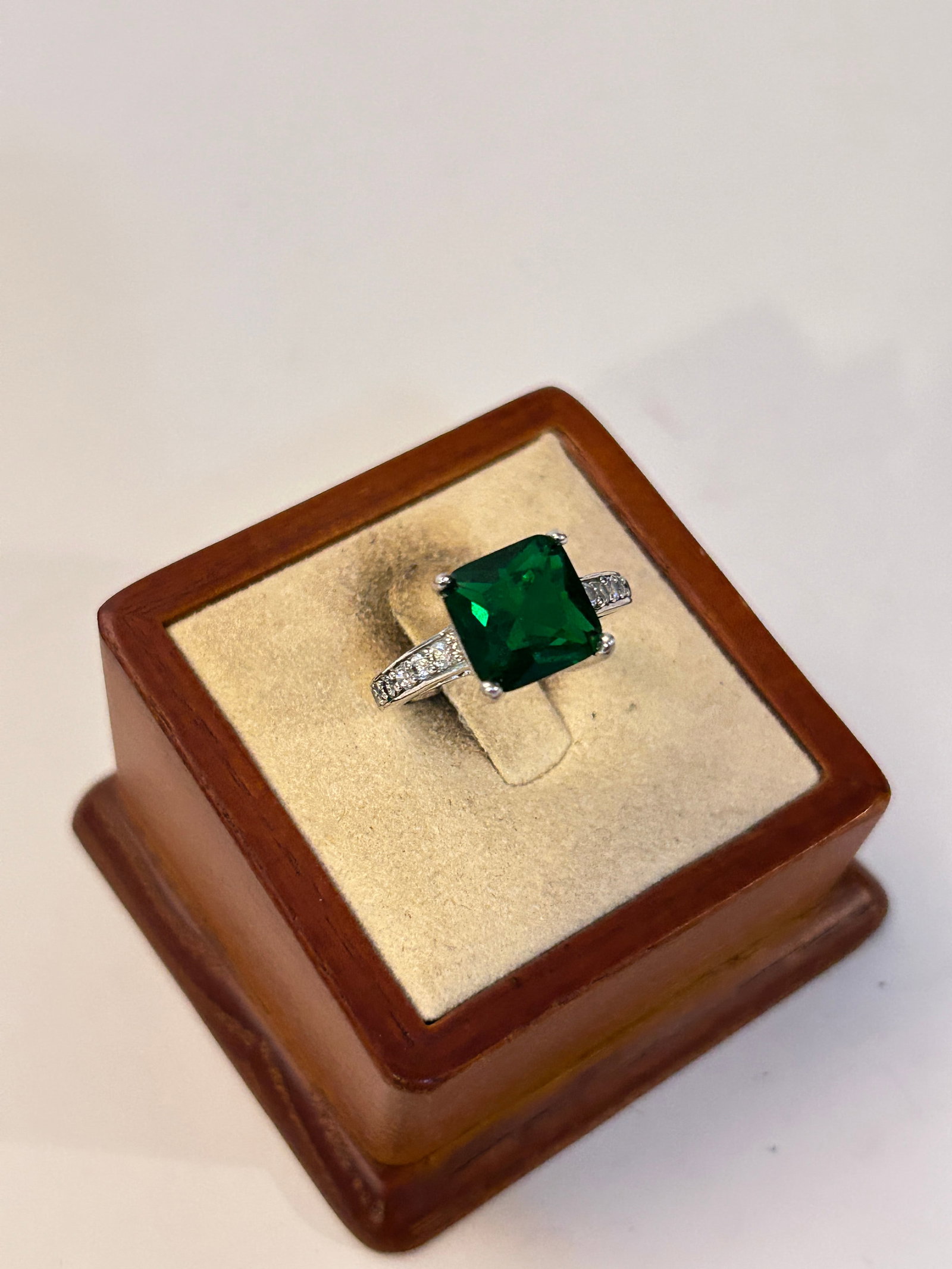 Vintage Costume Ring Sz 7: Vintage Costume Ring Sz 7 Please view all photos as they are part of the description and condition of this Item, Feel free to contact me with questions or picture requests! Used Item AS IS