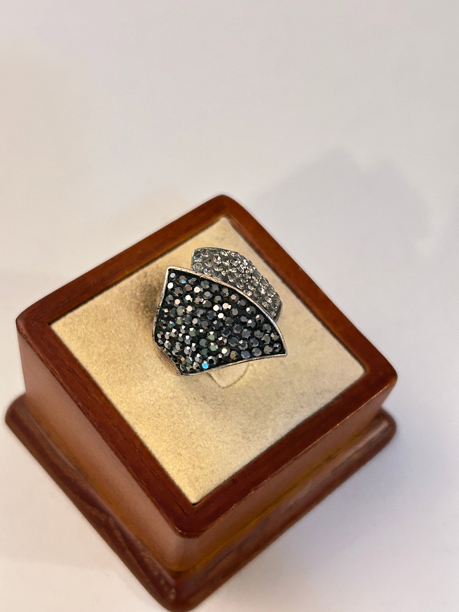 Purple Crystal Statement Cocktail Ring Vintage JCM Malaysia Brass Sz 8: Purple Crystal Statement Cocktail Ring Vintage JCM Malaysia Brass Sz 8 Please view all photos as they are part of the description and condition of this Item, Feel free to contact me with questions or