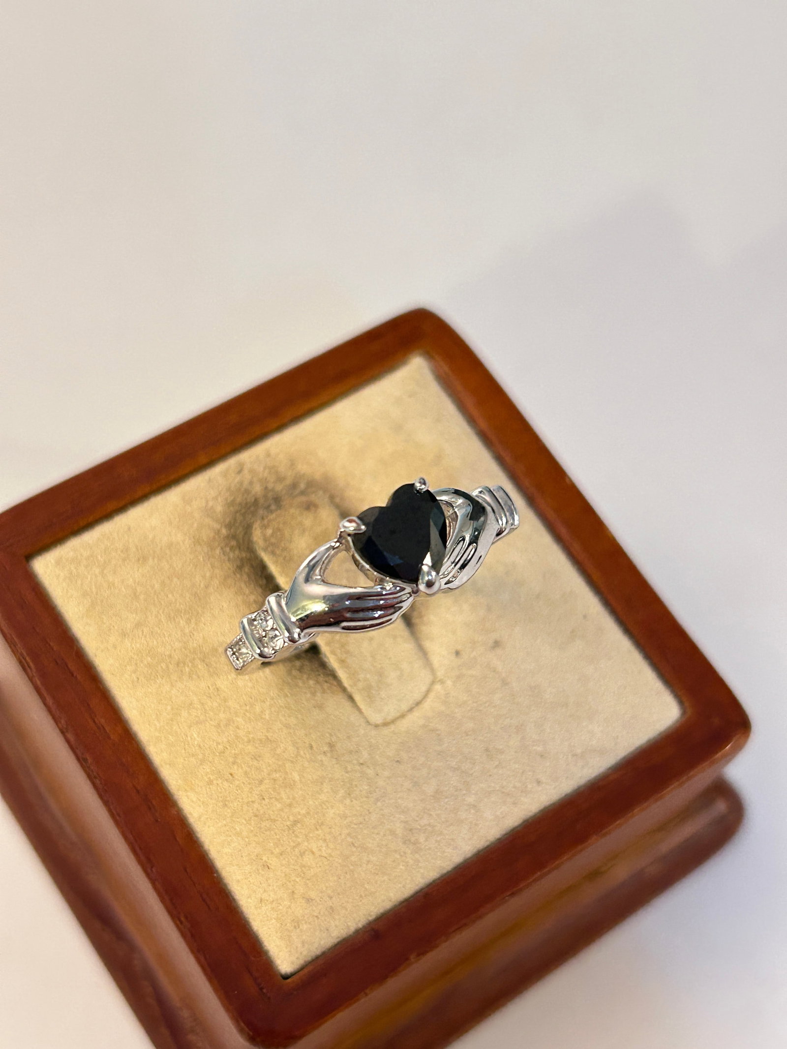Vintage Irish Claddagh Costume Ring Sz 10: Vintage Irish Claddagh Costume Ring Sz 10 Please view all photos as they are part of the description and condition of this Item, Feel free to contact me with questions or picture requests! Used Item A