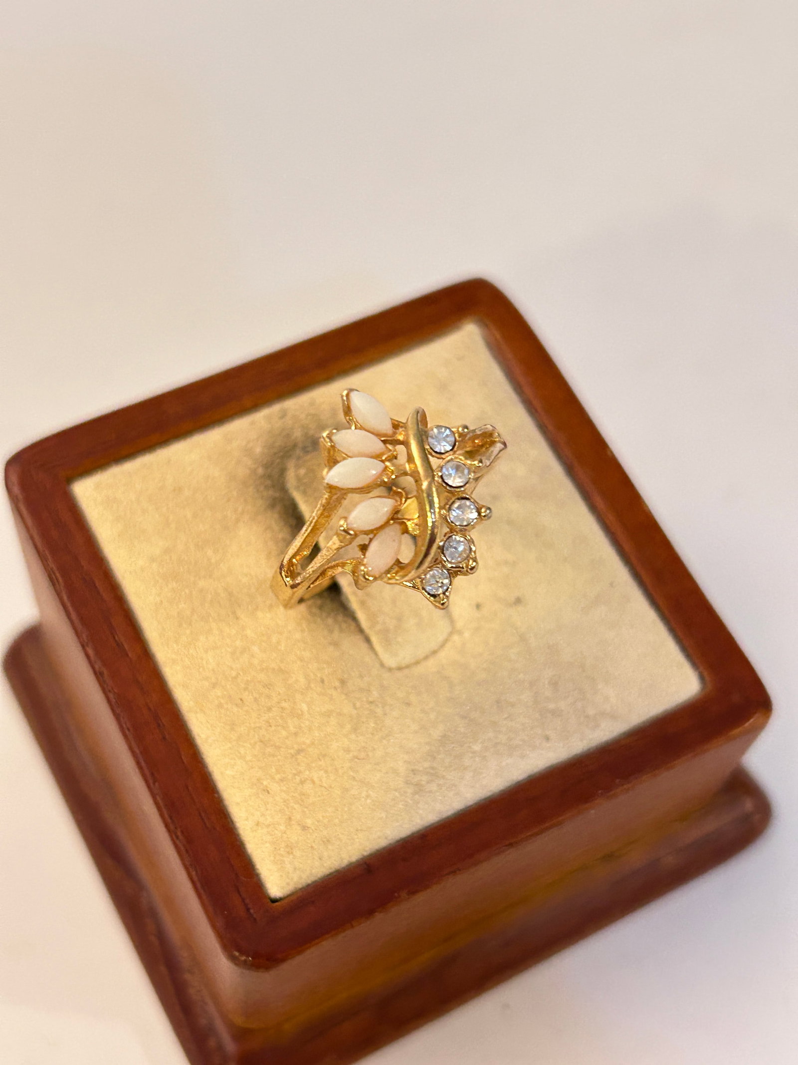 Vintage Costume Ring Sz 9: Vintage Costume Ring Sz 9 Please view all photos as they are part of the description and condition of this Item, Feel free to contact me with questions or picture requests! Used Item AS IS