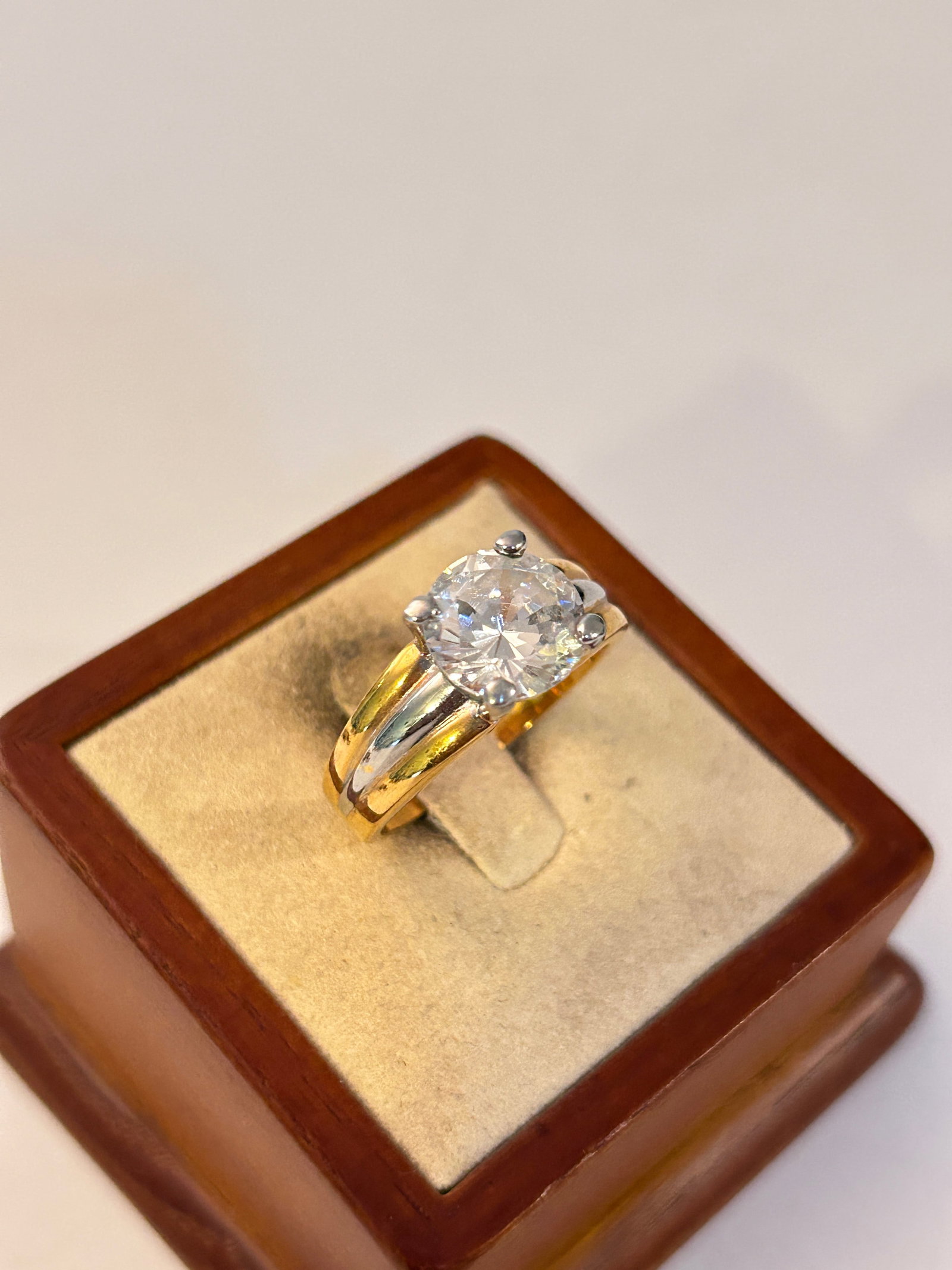 Vintage Costume Ring Sz 10: Vintage Costume Ring Sz 10 Please view all photos as they are part of the description and condition of this Item, Feel free to contact me with questions or picture requests! Used Item AS IS