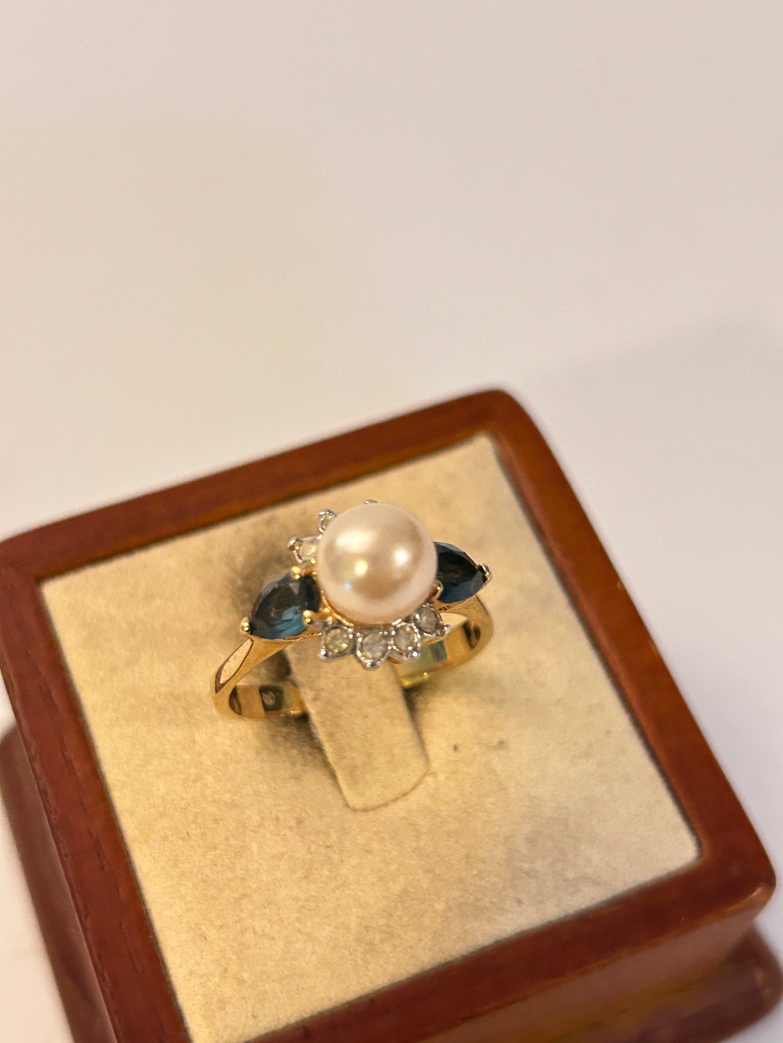 Vintage Costume Ring Sz 9: Vintage Costume Ring Sz 9 Please view all photos as they are part of the description and condition of this Item, Feel free to contact me with questions or picture requests! Used Item AS IS