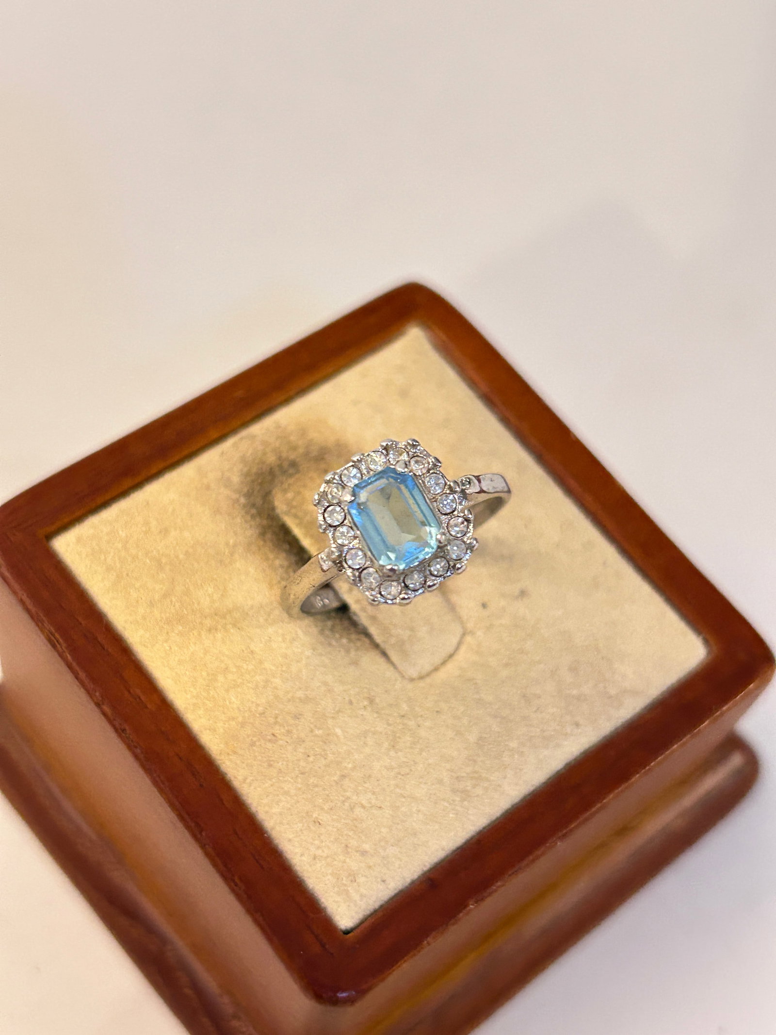 Vintage 18KT GE Costume Ring Sz 8: Vintage 18KT GE Costume Ring Sz 8 Please view all photos as they are part of the description and condition of this Item, Feel free to contact me with questions or picture requests! Used Item AS IS