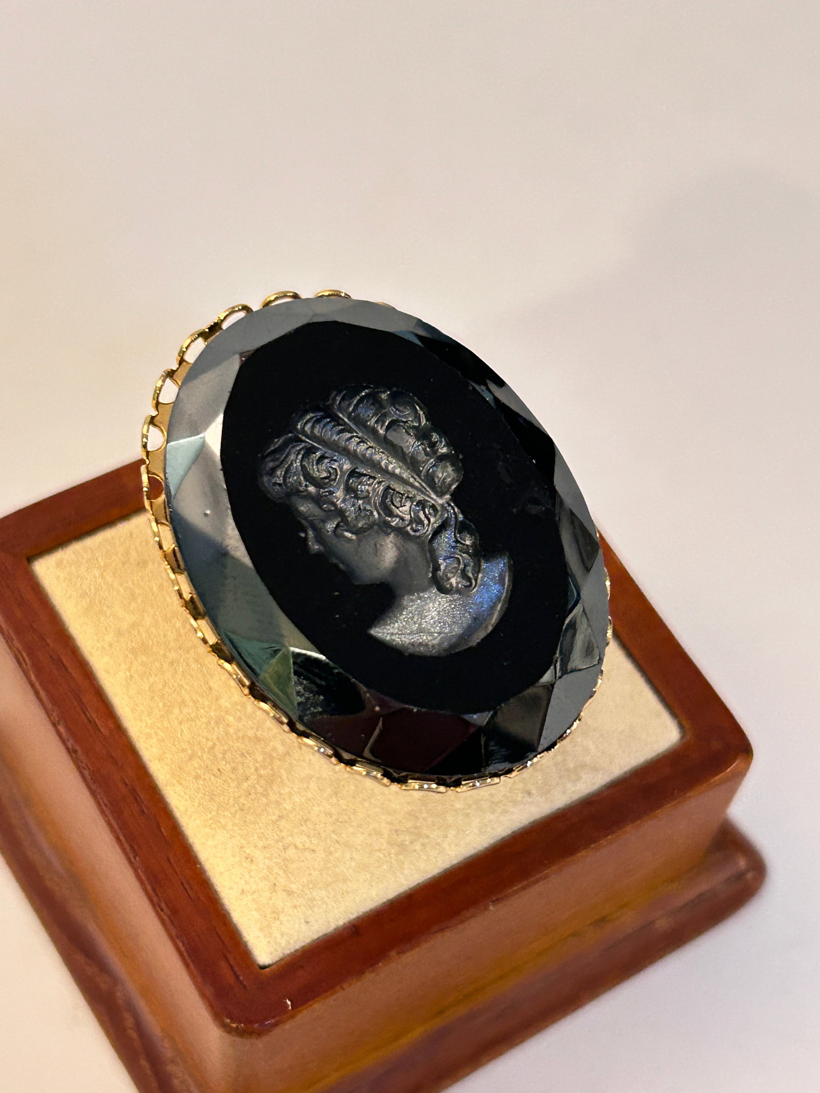 Vintage Black Cameo Costume Ring Sz 8: Vintage Black Cameo Costume Ring Sz 8 Please view all photos as they are part of the description and condition of this Item, Feel free to contact me with questions or picture requests! Used Item AS IS