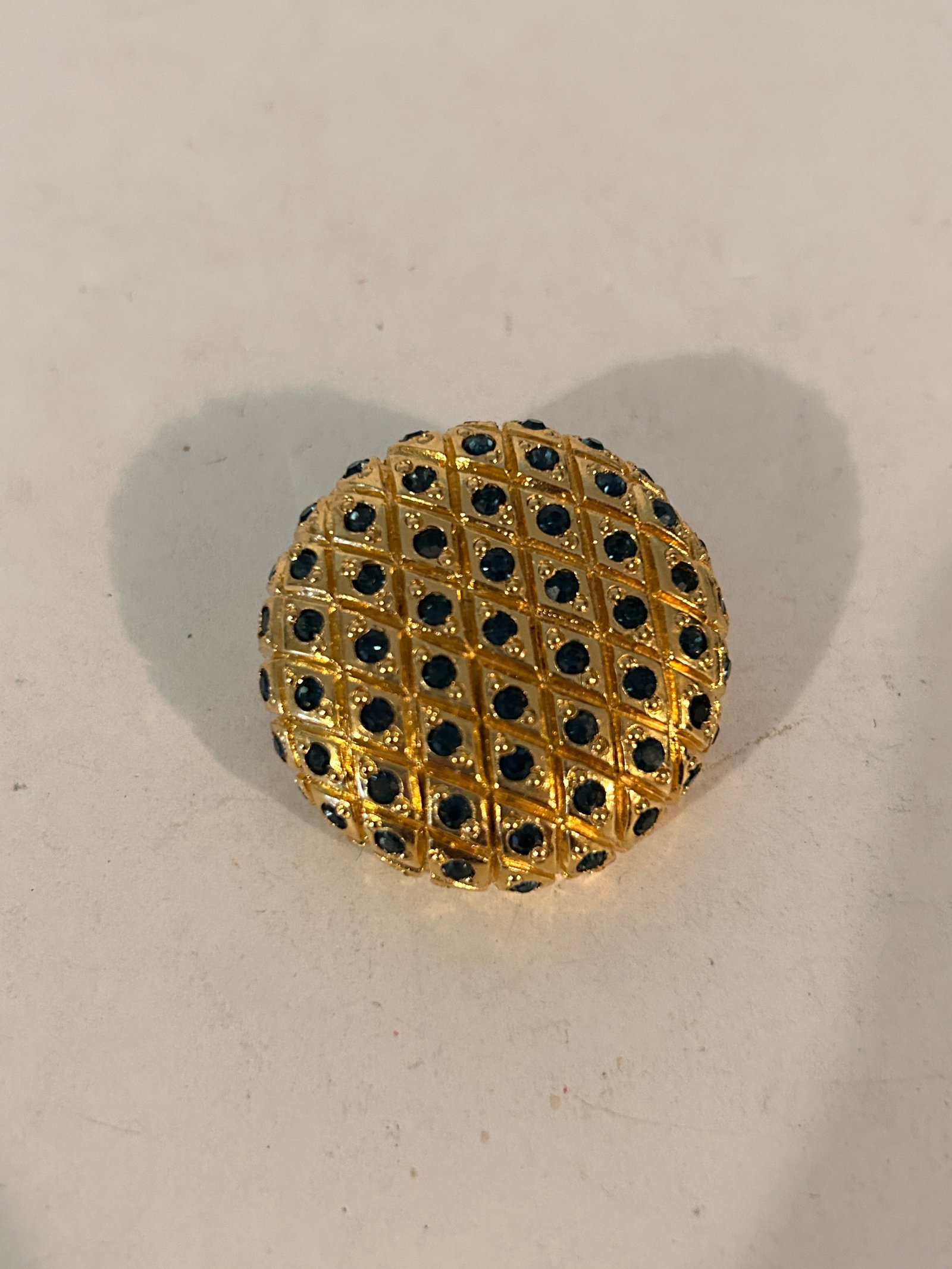 Beautiful Vintage Vogue bijoux Brooch Gold Tone: Beautiful Vintage Vogue bijoux Brooch Gold Tone Please view all photos as they are part of the description and condition of this Item, Feel free to contact me with questions or picture requests! Used