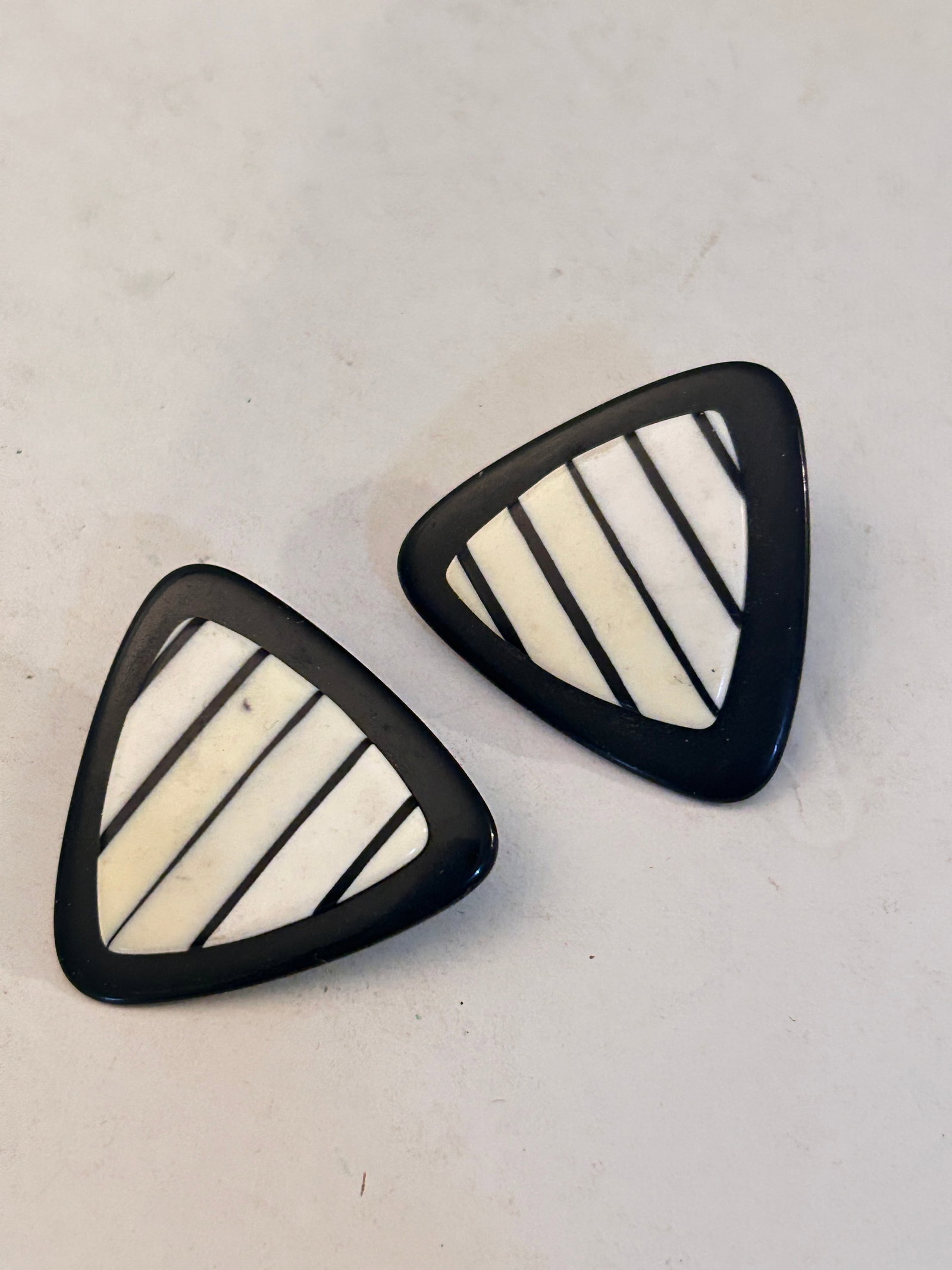Vintage Black & White acrylic Earrings: Vintage Black & White acrylic Earrings Please view all photos as they are part of the description and condition of this Item, Feel free to contact me with questions or picture requests! Used Item AS I