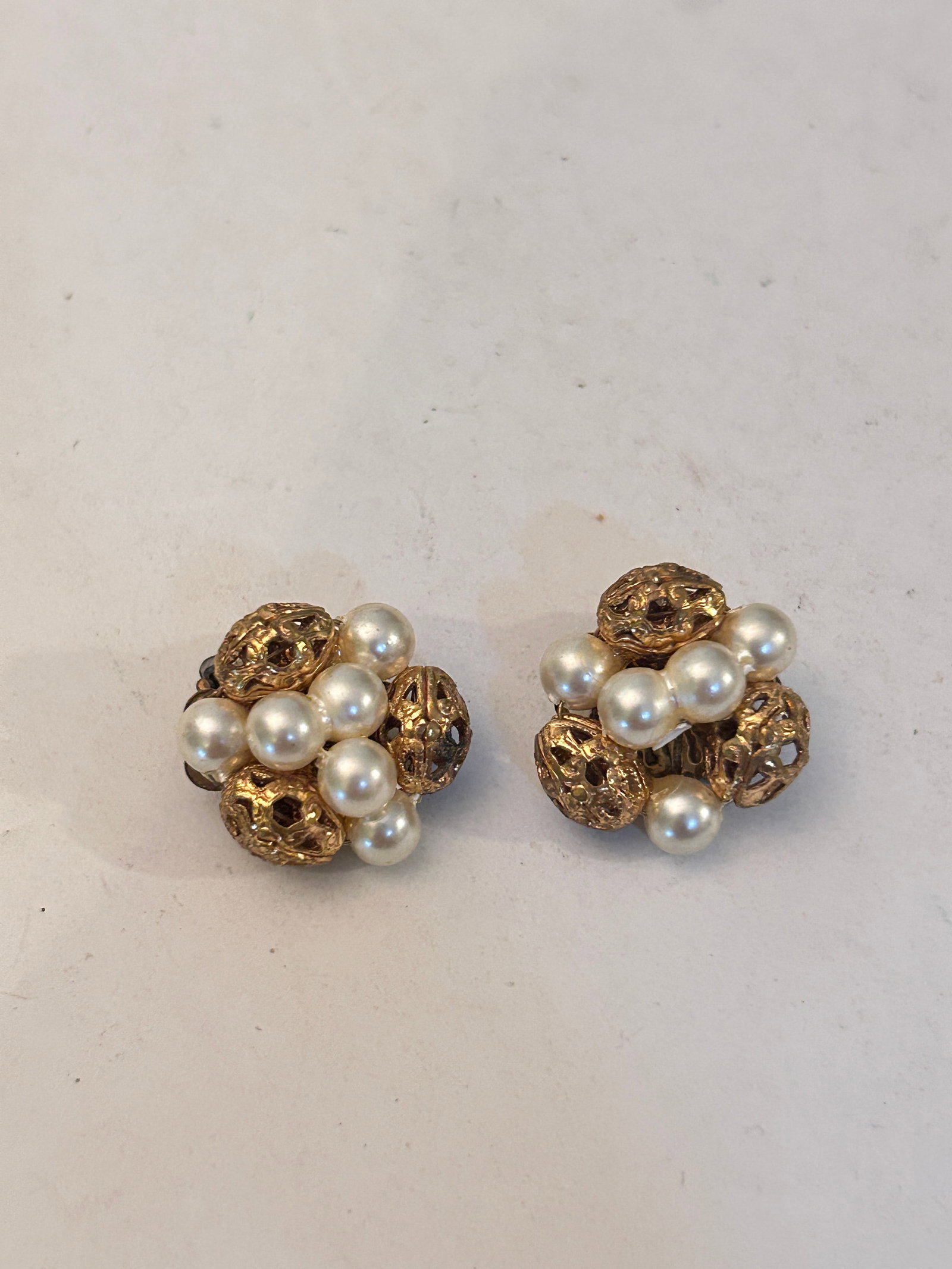 Vintage Gold Tone faux pearl bead Earrings: Vintage Gold Tone faux pearl bead Earrings Please view all photos as they are part of the description and condition of this Item, Feel free to contact me with questions or picture requests! Used Item