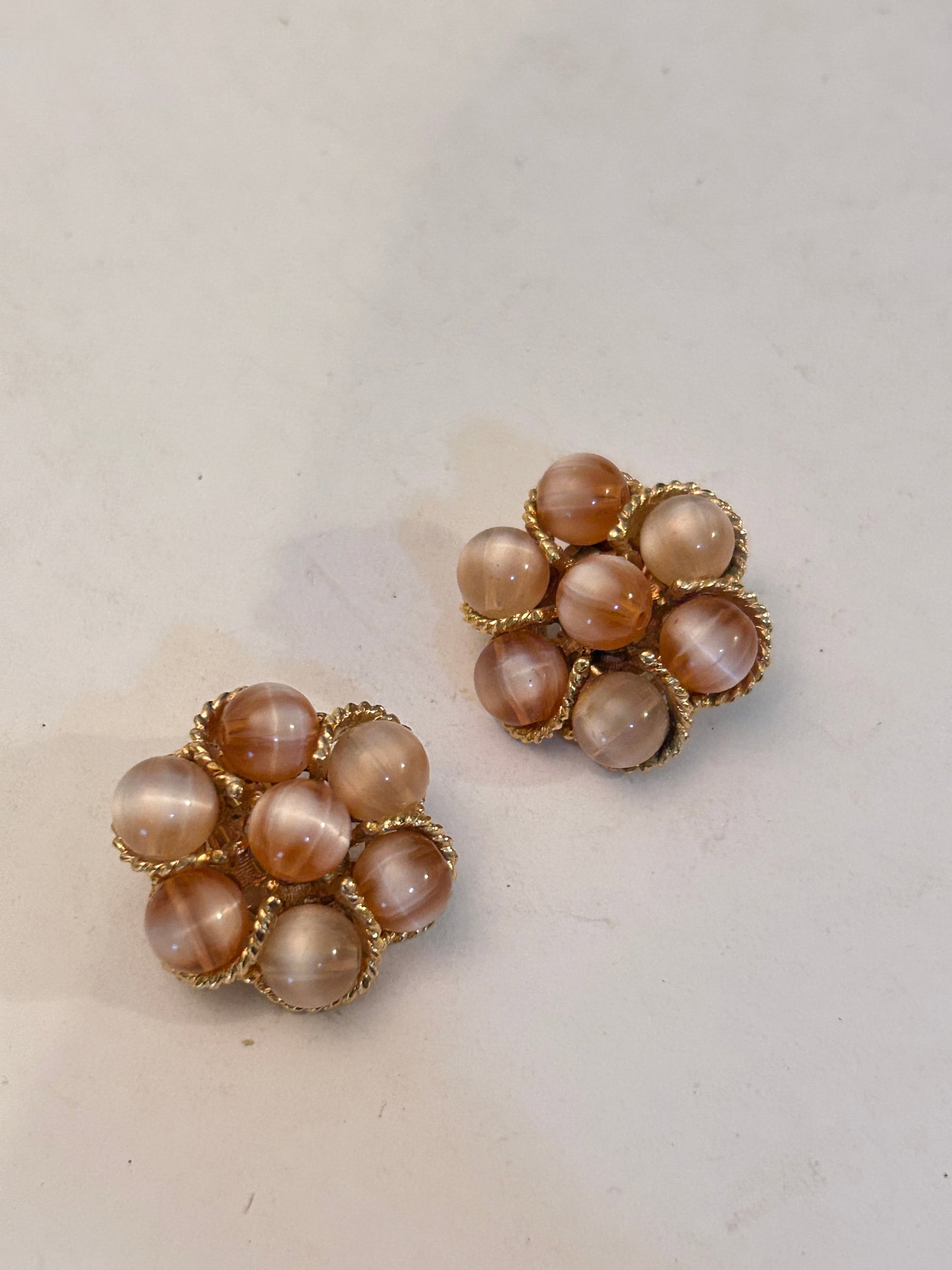 Vintage Gold Tone Pink bead Earrings: Vintage Gold Tone Pink bead Earrings Please view all photos as they are part of the description and condition of this Item, Feel free to contact me with questions or picture requests! Used Item AS IS