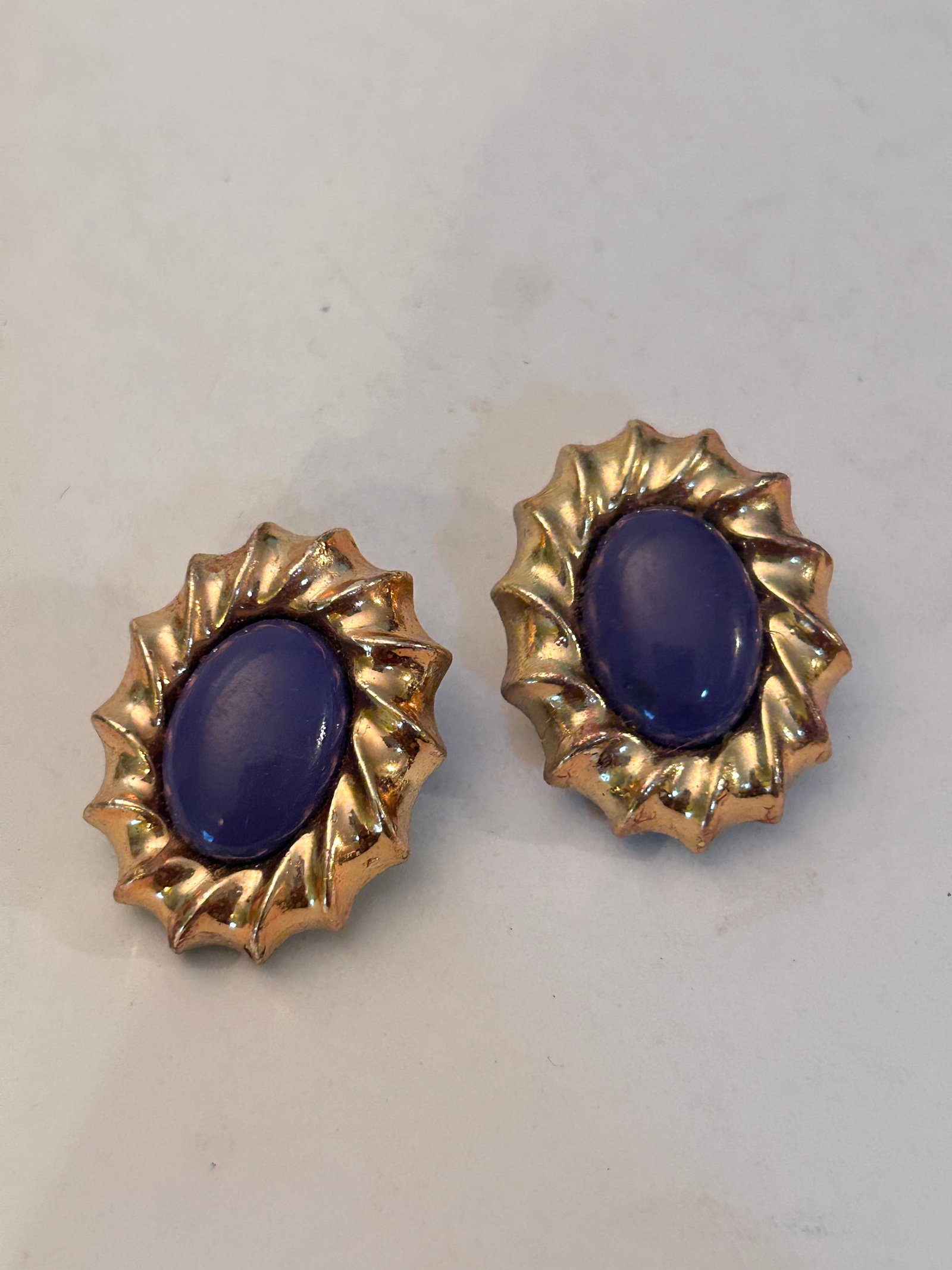 Vintage Gold Tone Earrings: Vintage Gold Tone Earrings Please view all photos as they are part of the description and condition of this Item, Feel free to contact me with questions or picture requests! Used Item AS IS