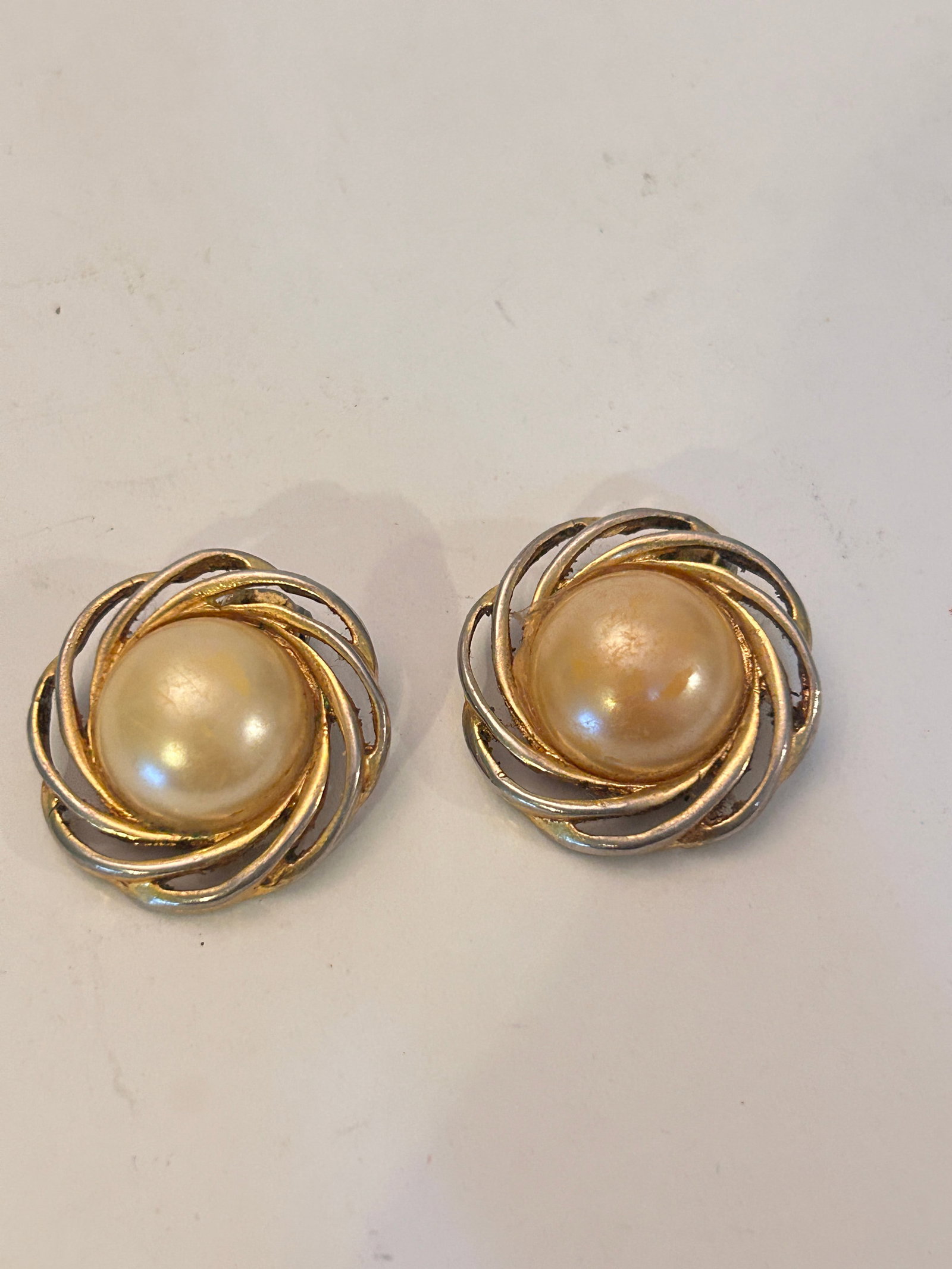 Vintage Gold Tone Faux Pearl Earrings: Vintage Gold Tone Faux Pearl Earrings Please view all photos as they are part of the description and condition of this Item, Feel free to contact me with questions or picture requests! Used Item AS IS